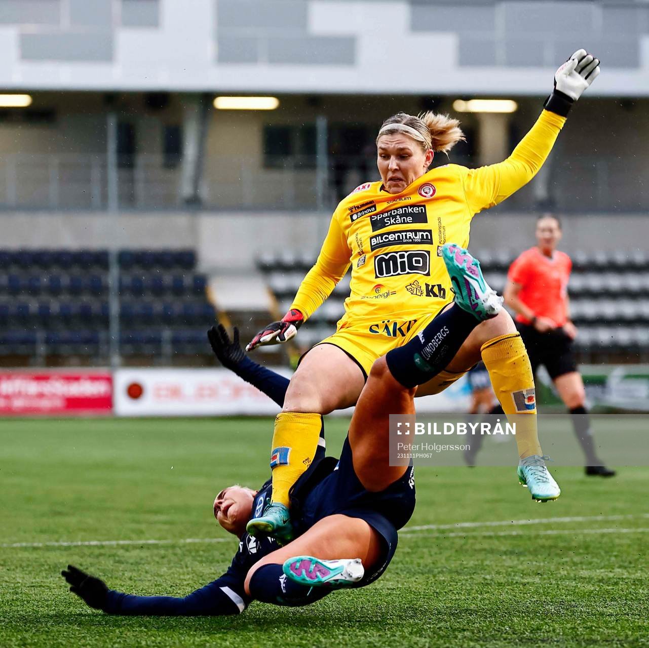 Kristianstads målvakt Moa Olsson kolliderar med