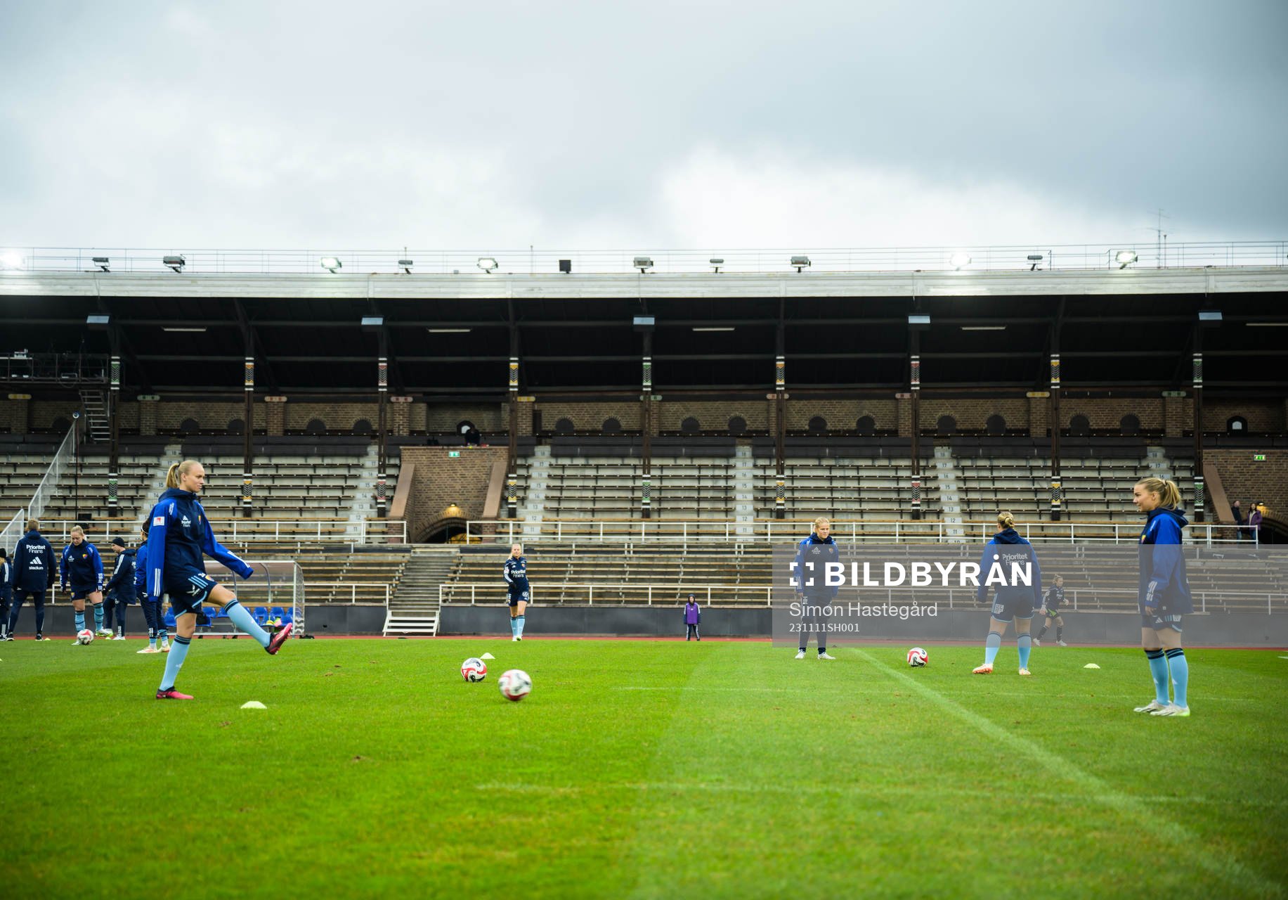 Djurgårdens spelare värmer upp inför fotbollsmatchen i Damallsvenskan mellan Djurgården och IK Uppsala den 11 november 2023 i Stockholm.