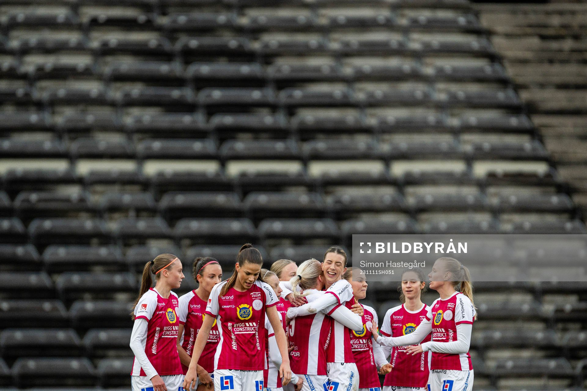 IK Uppsalas spelare jublar med Klara Folkesson
