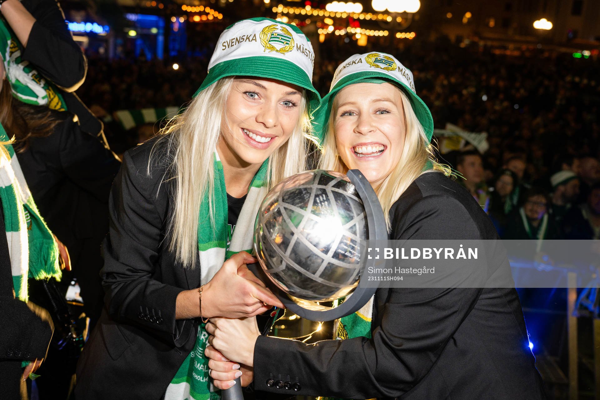 Hammarbys Lotta Ökvist och Adelina Engman jublar med