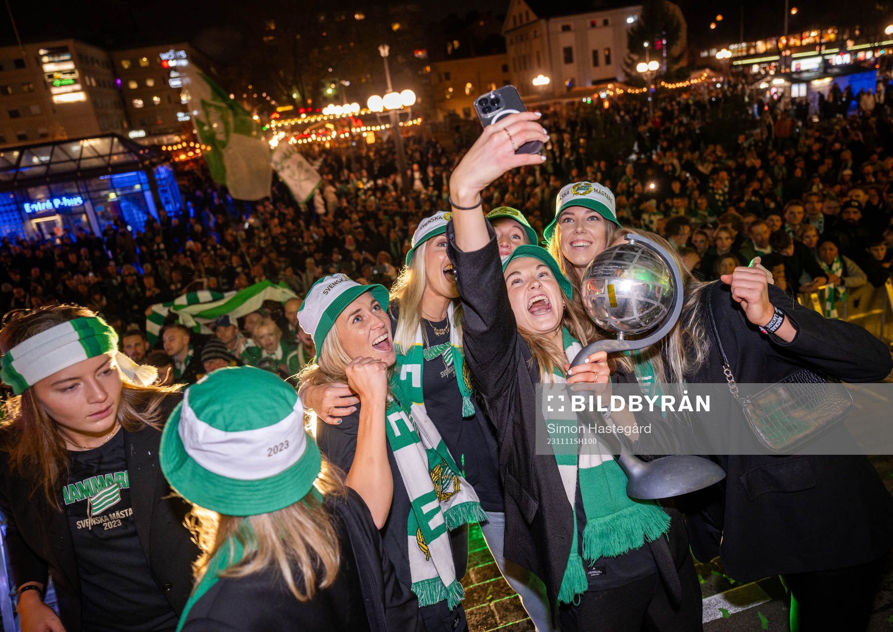 Hammarby spelare jublar med pokalen