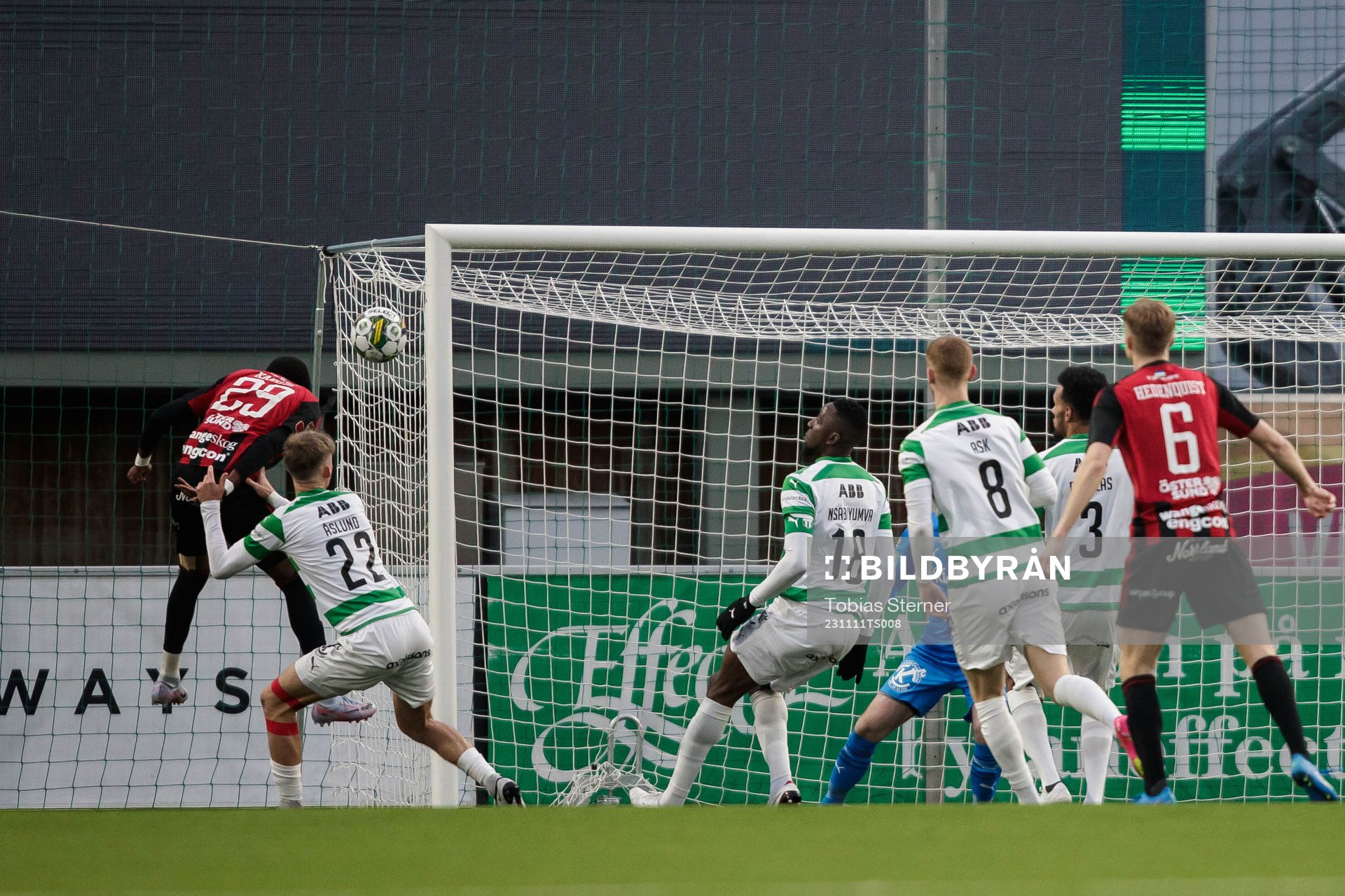 Östersunds Calvin Kabuye gör 0-1