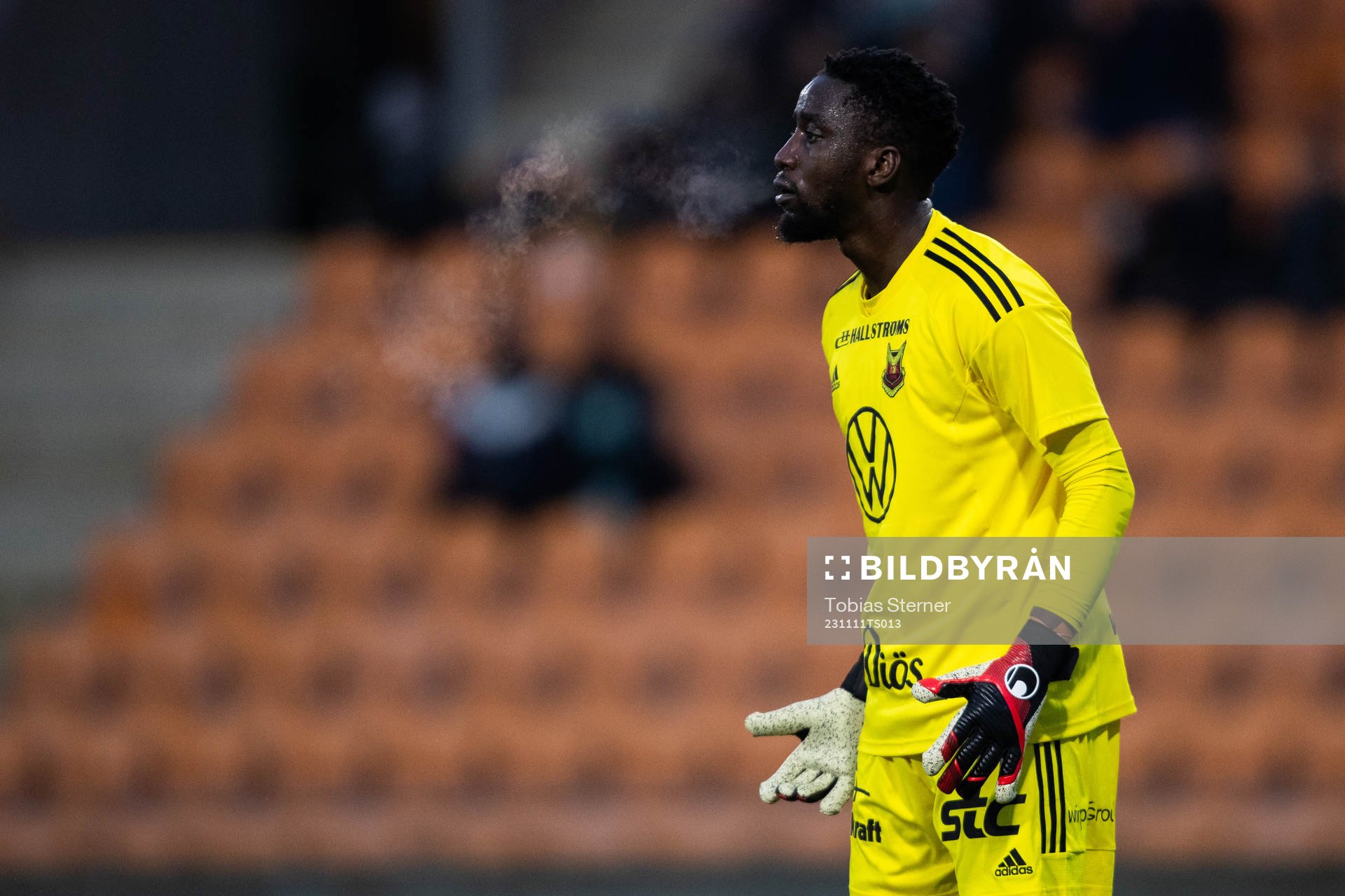 Östersunds Arnold Otieno under fotbollsmatchen i Superettan mellan Västerås SK och Östersund den 11 november 2023 i Västerås. 