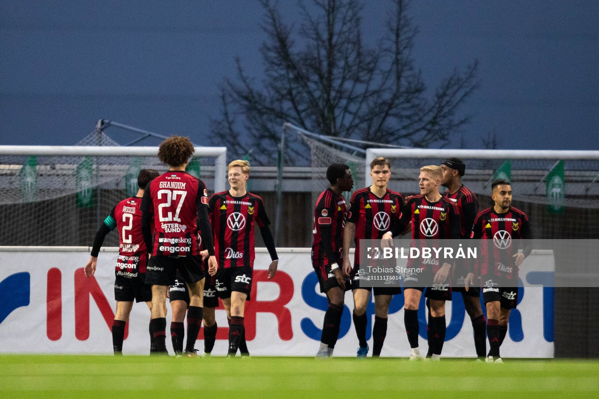 Östersunds Malcolm Stolt jublar med lagkamrater
