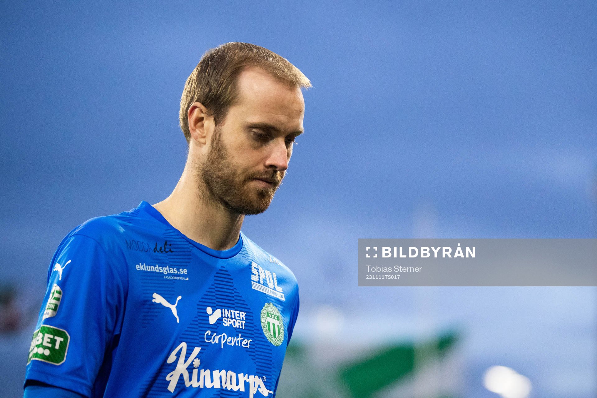 Västerås SKs målvakt Daniel Svensson under fotbollsmatchen i Superettan mellan Västerås SK och Östersund den 11 november 2023 i Västerås.