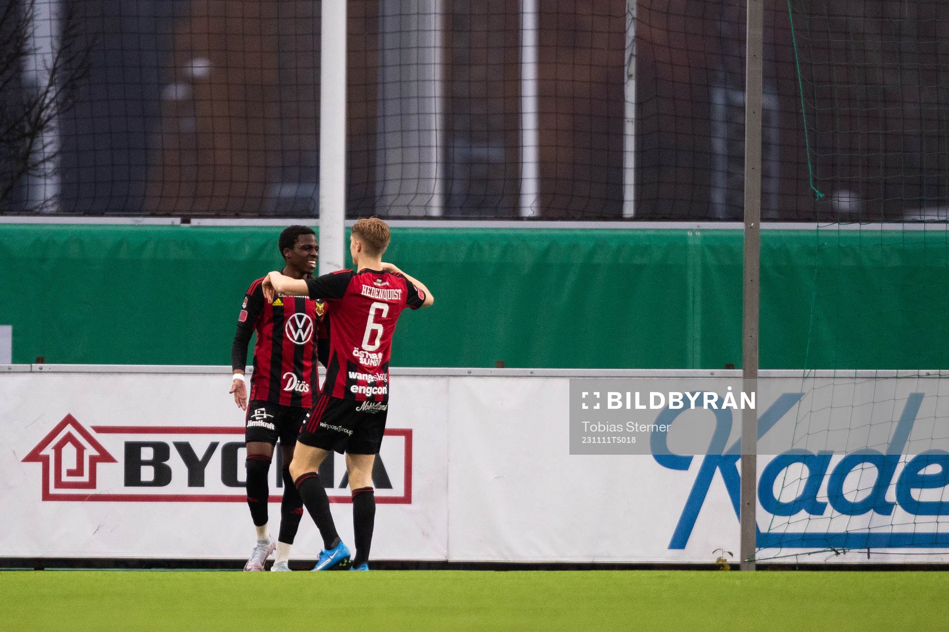 Östersunds Calvin Kabuye jublar efter 0-1 under fotbollsmatchen i Superettan mellan Västerås SK och Östersund den 11 november 2023 i Västerås.