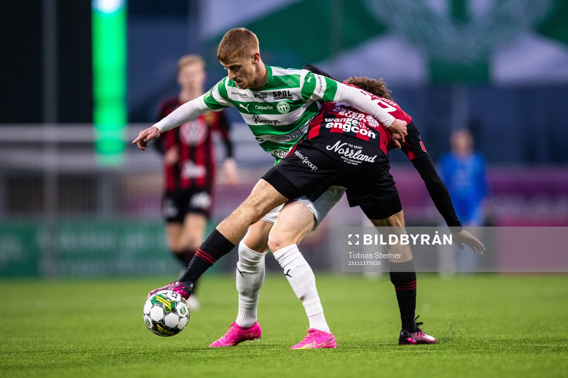 Västerås SKs Daniel Ask och Östersunds Ziad Ghanoum under fotbollsmatchen i Superettan mellan Västerås SK och Östersund den 11 november 2023 i Västerås.