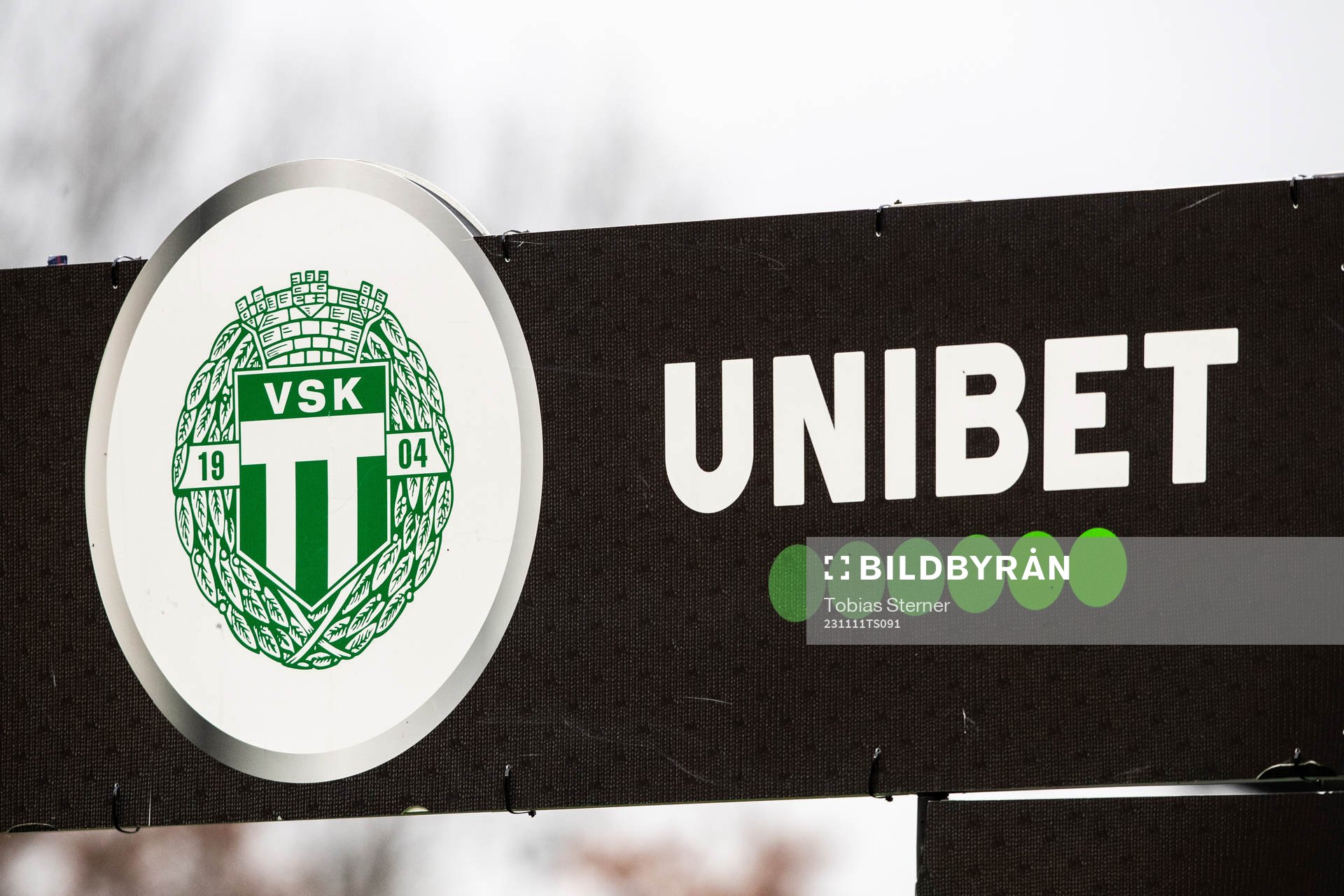 Skylt med Unibet och Västerås SKs logga