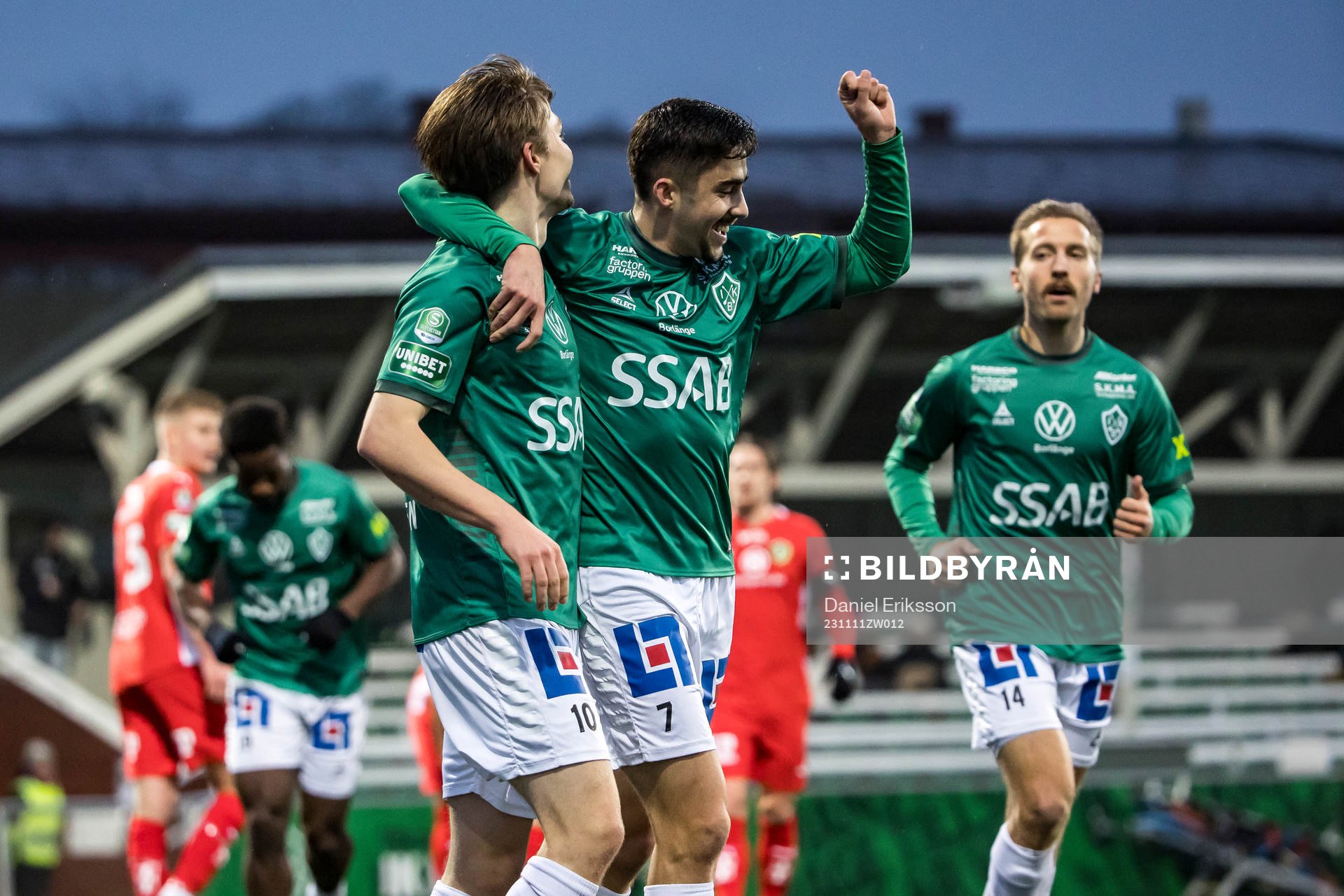 Brages Gustav Berggren och Emil Tot Wikström jublar