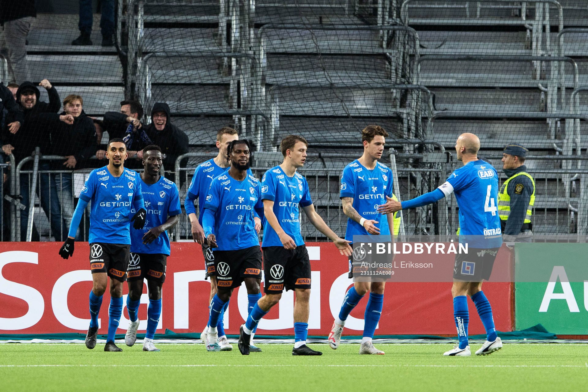 Halmstads Viktor Granath jublar med lagkamrater