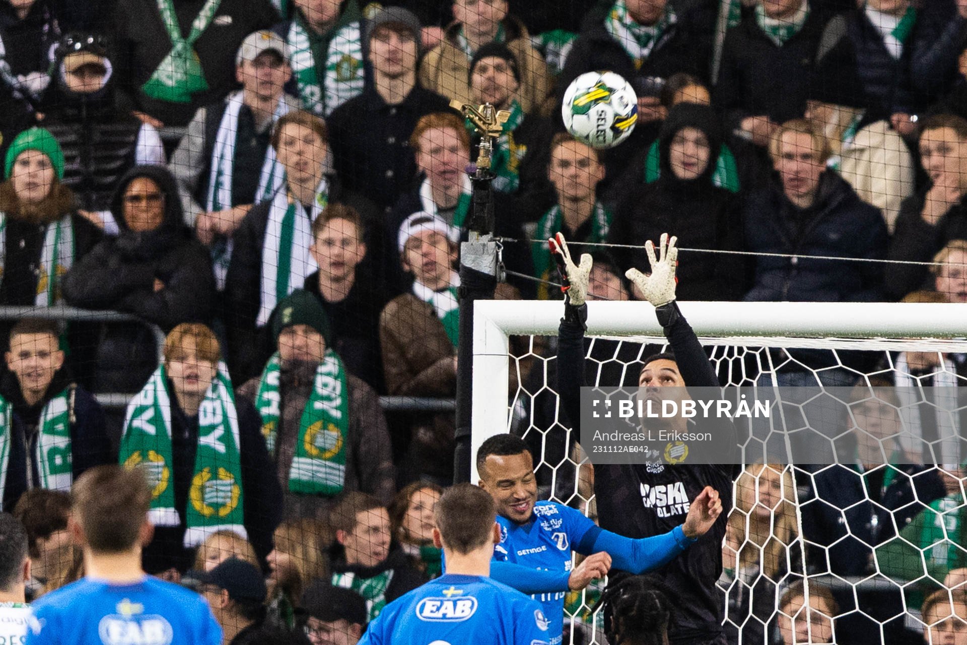 Halmstads Marcus Olsson och Hammarbys målvakt Oliver Dovin
