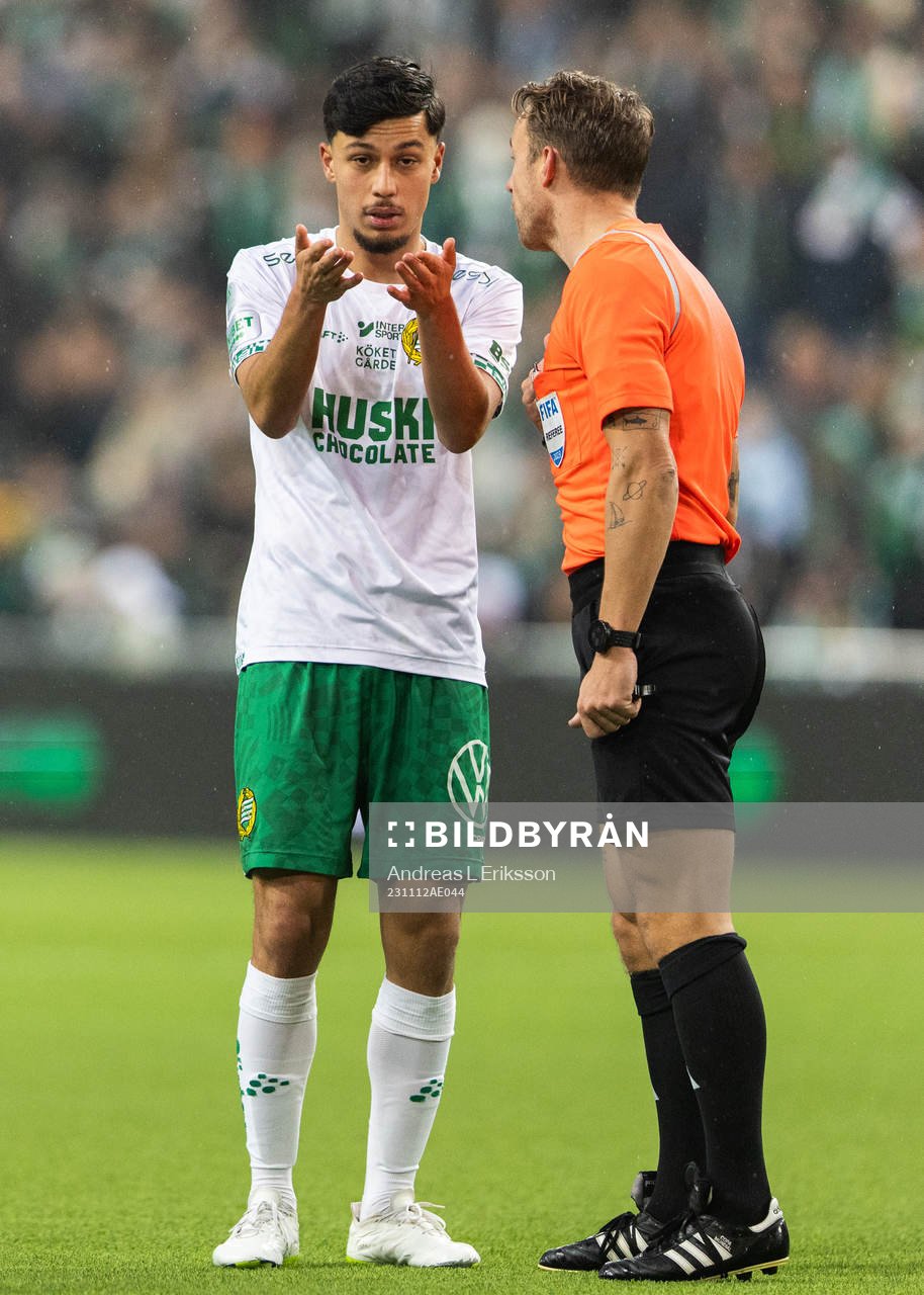 Hammarbys Alper Demirol och domare Kristoffer Karlsson