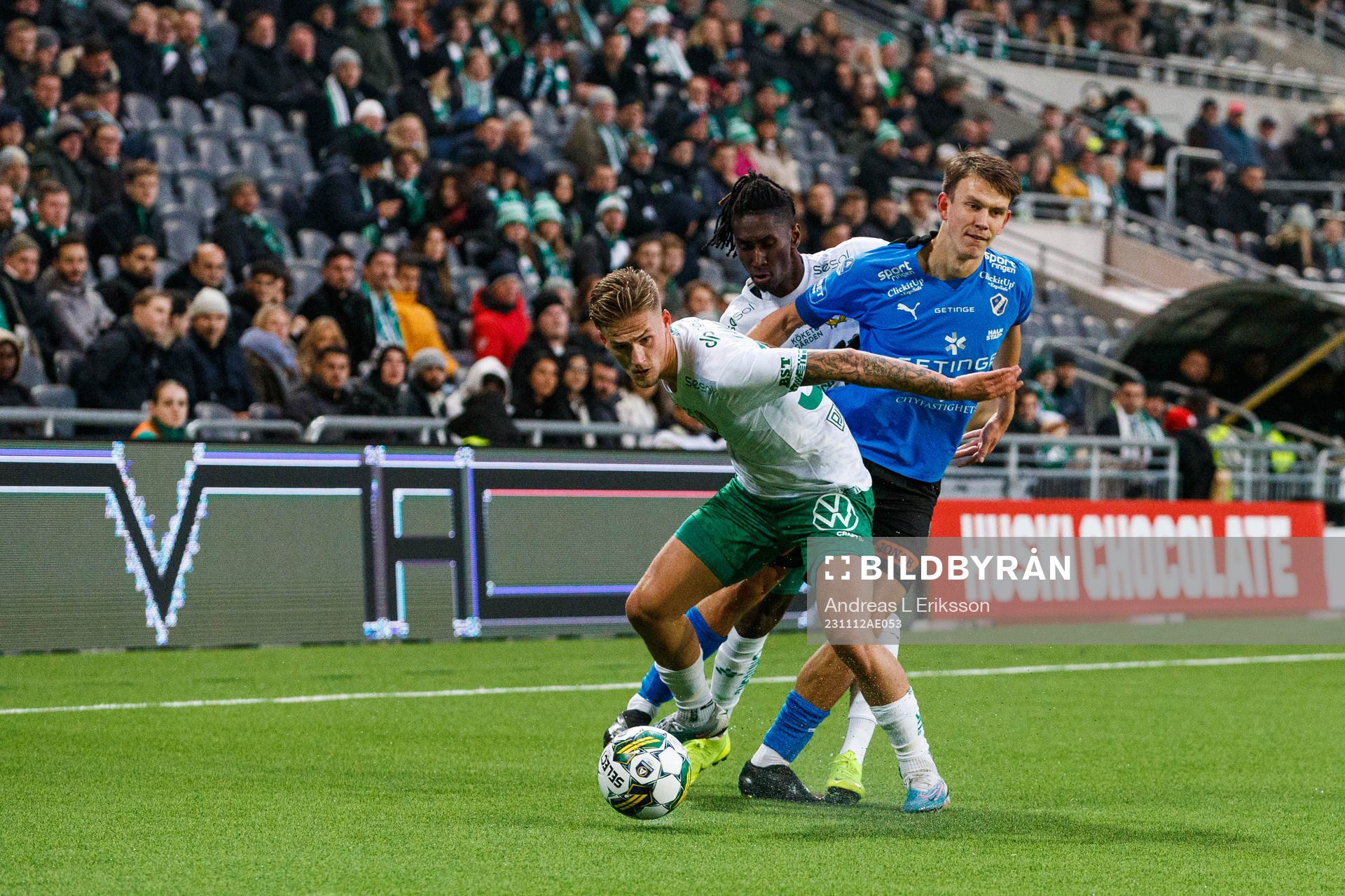 Hammarbys Fredrik Hammar och Bubacarr Trawally utmanar