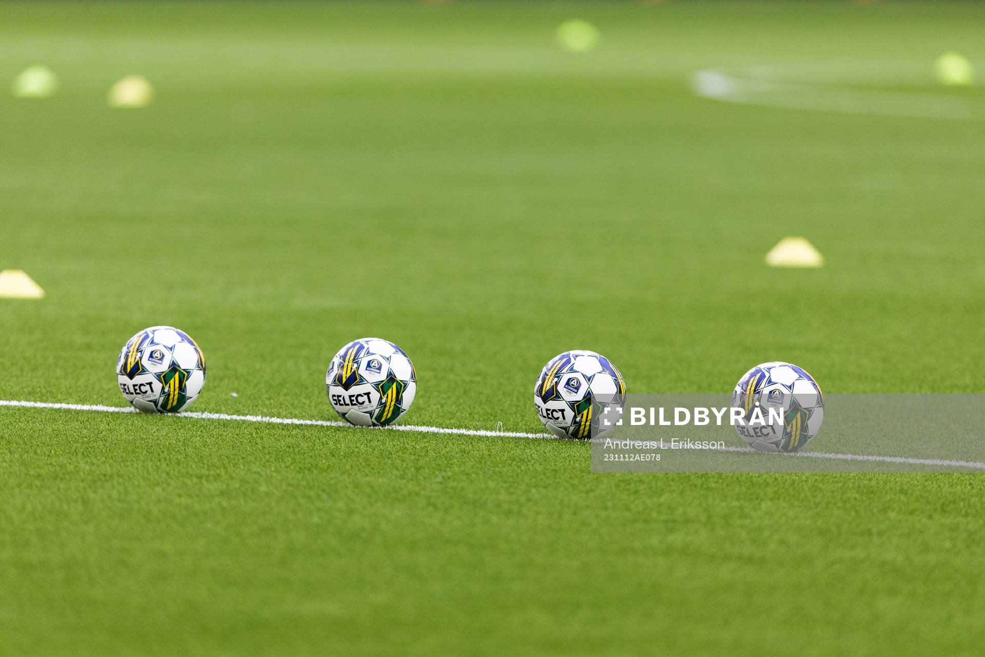Fyra fotbollar ligger på planen innan fotbollsmatchen i Allsvenskan mellan Hammarby och Halmstad den 12 november 2023 i Stockholm. 
