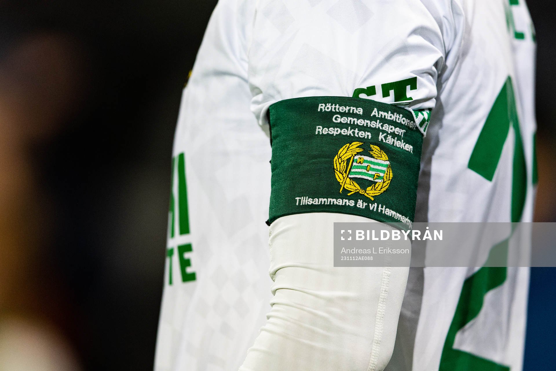 En kaptensbindel under fotbollsmatchen i Allsvenskan mellan Hammarby och Halmstad den 12 november 2023 i Stockholm. 