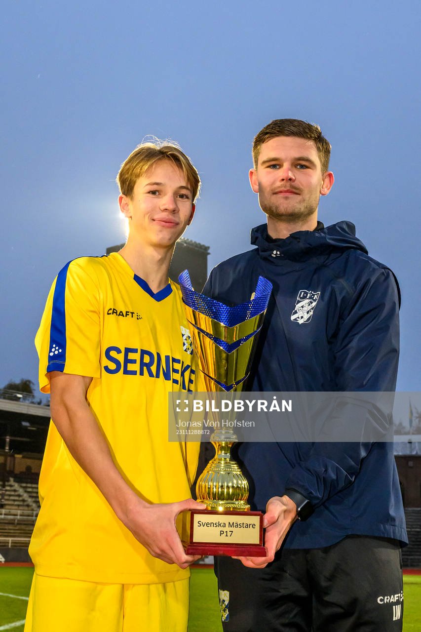 IFK Göteborg spelare och ledare jublar efter finalen i P17-allsvenskan mellan Djurgården och IFK Göteborg den 12 november 2023 i Stockholm.