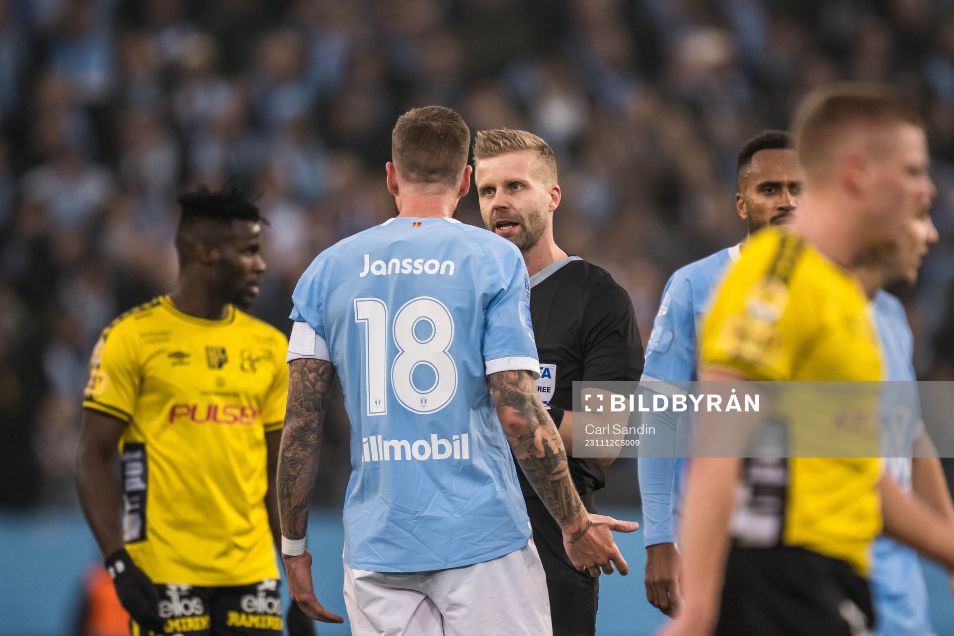 Domare Glenn Nyberg i samtal med Malmö FFs Pontus Jansson