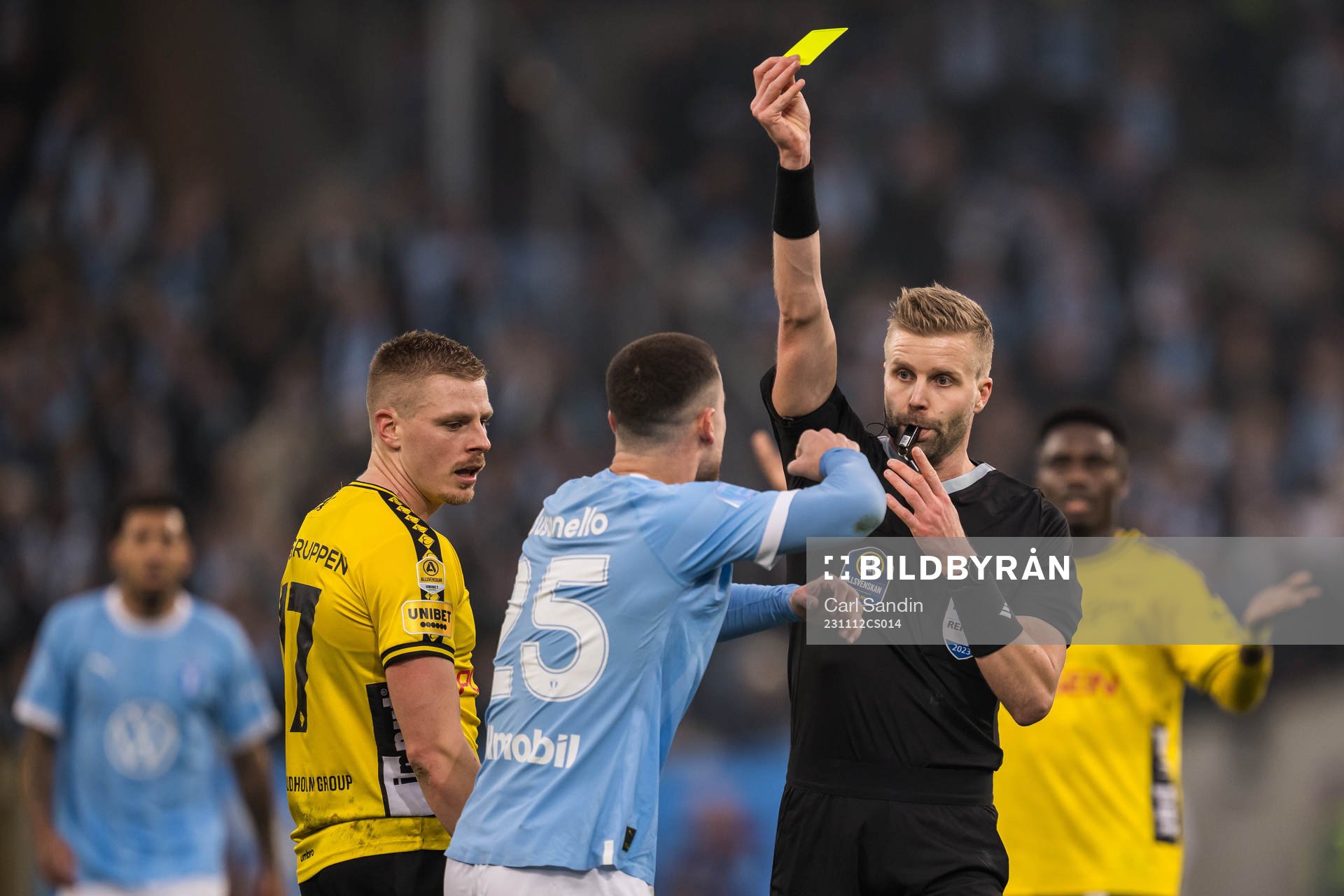 Elfsborgs Per Frick får en varning av Domare Glenn Nyberg