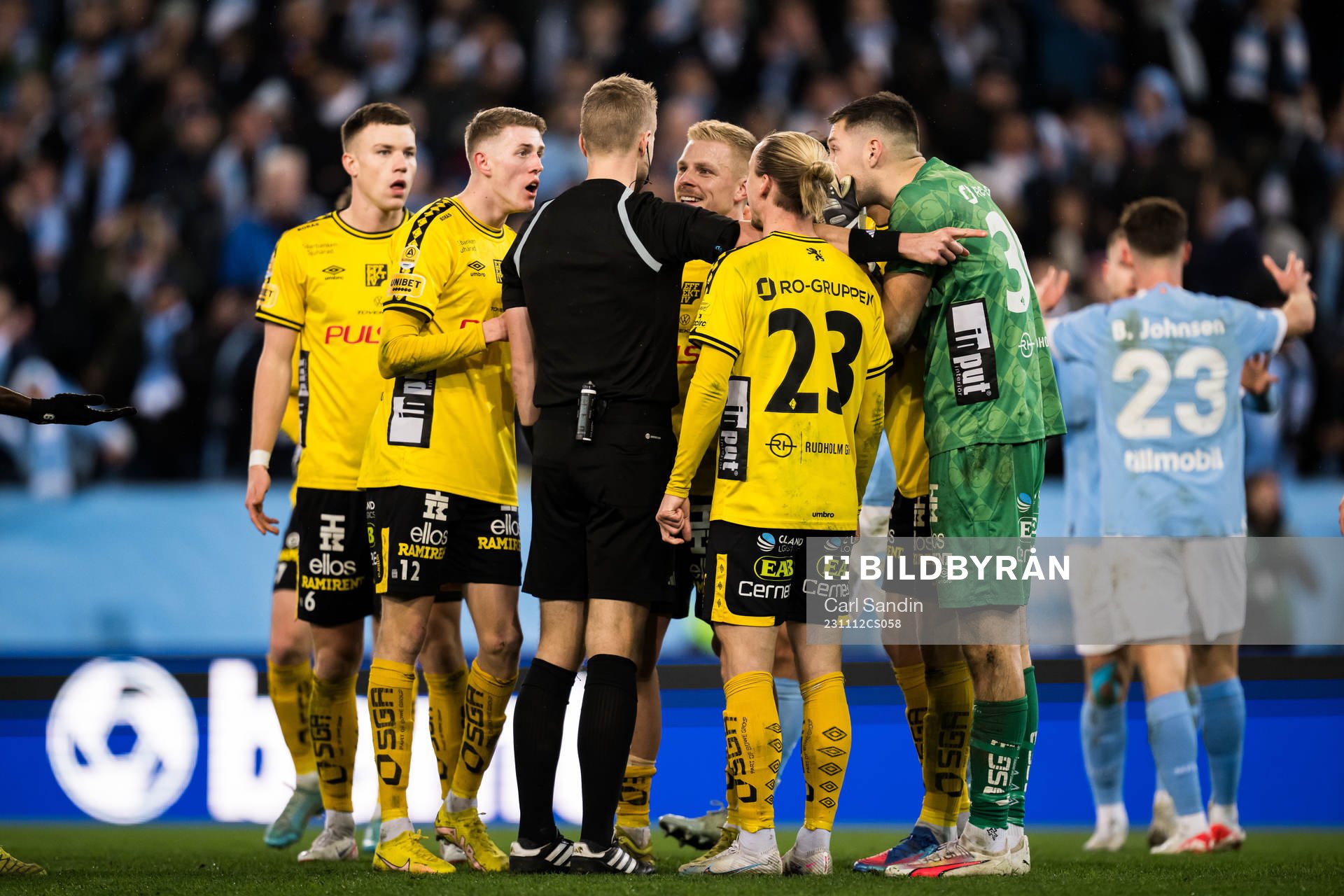 Elfsborgs spelare reagerar på domslut från Domare Glenn