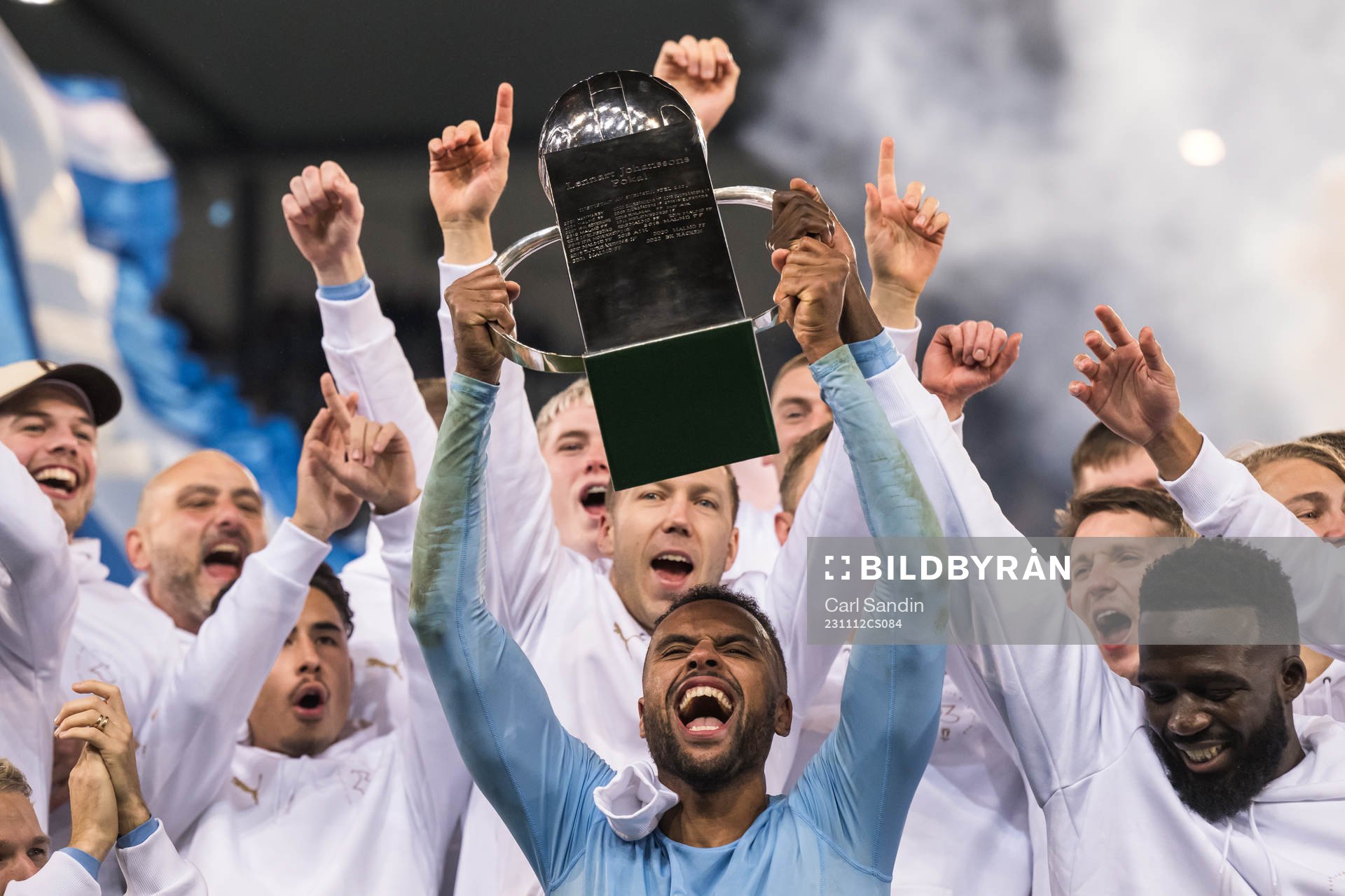 Malmö FFs Isaac Kiese Thelin jublar med pokalen