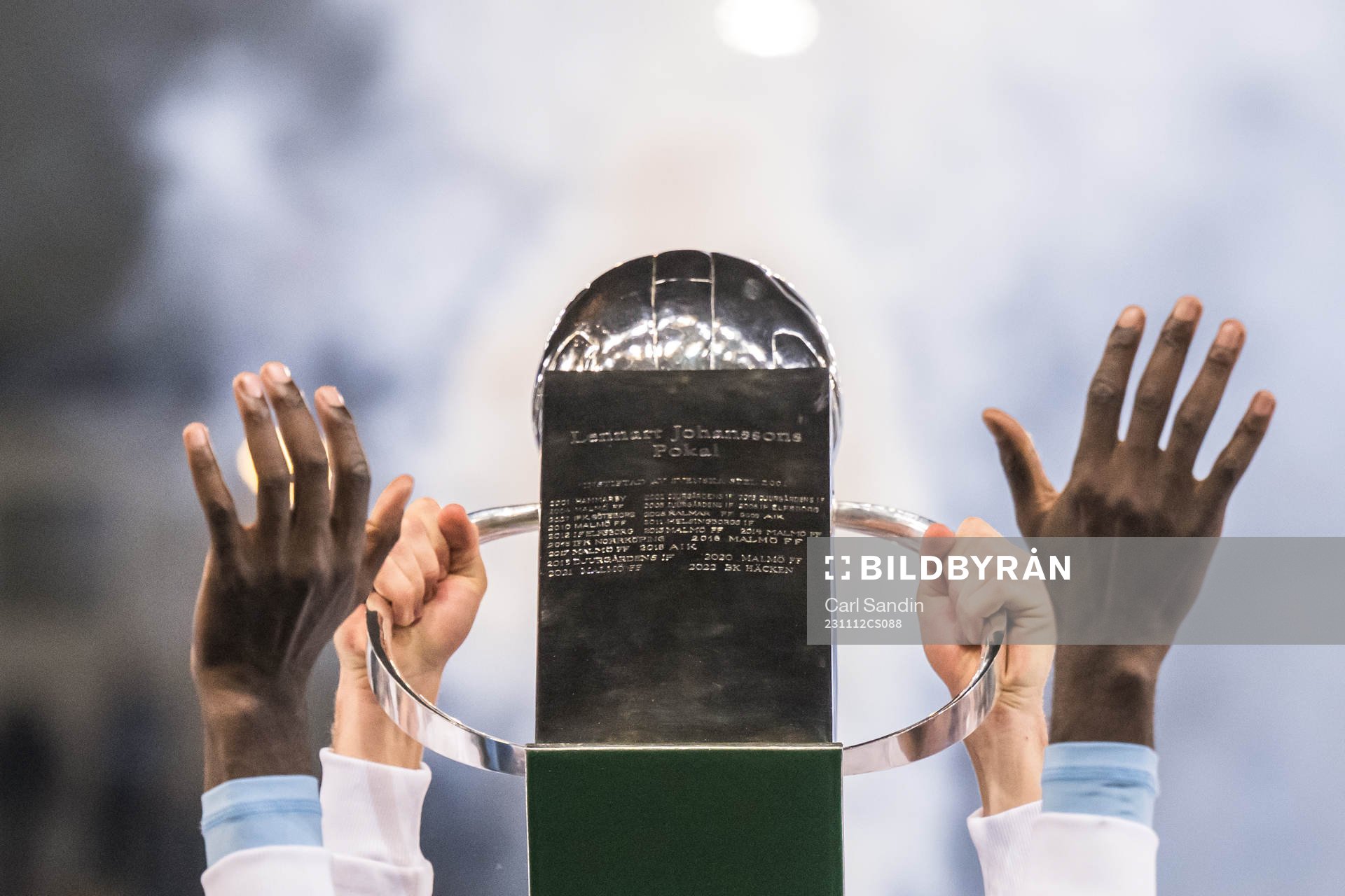 Malmö FFs spelare jublar med Lennart Johanssons Pokal