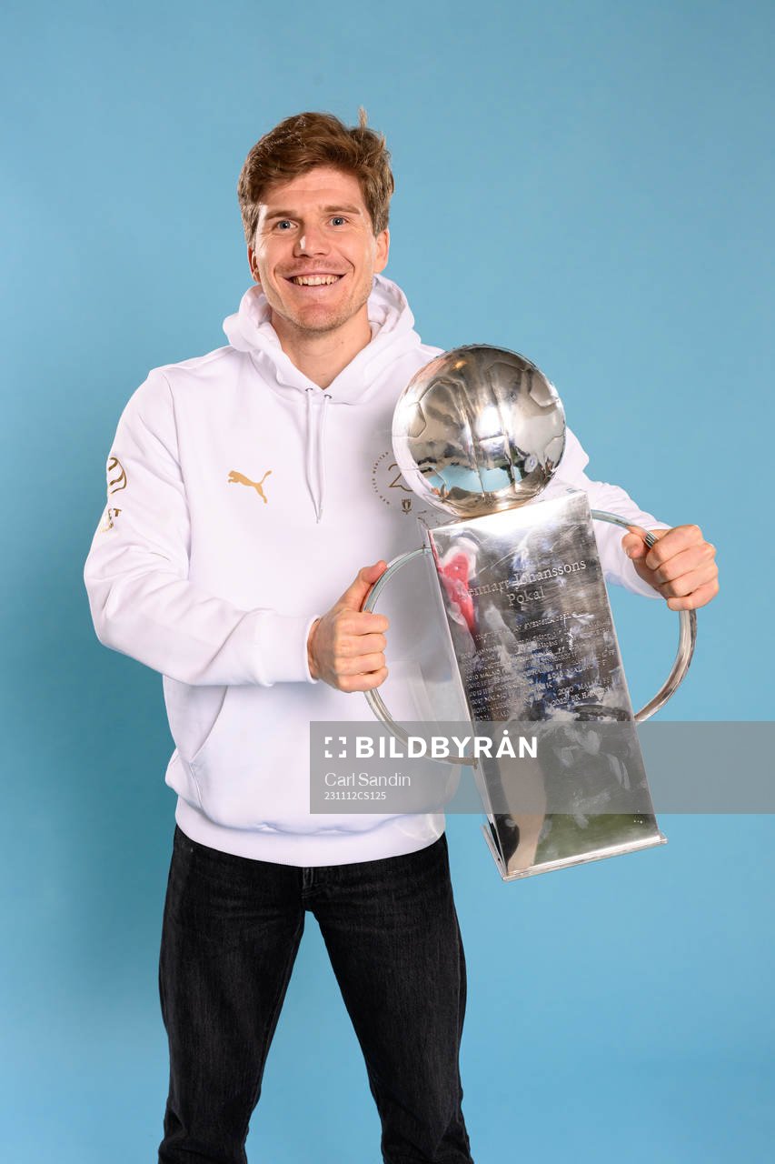 Malmö FFs Oliver Berg jublar med pokalen