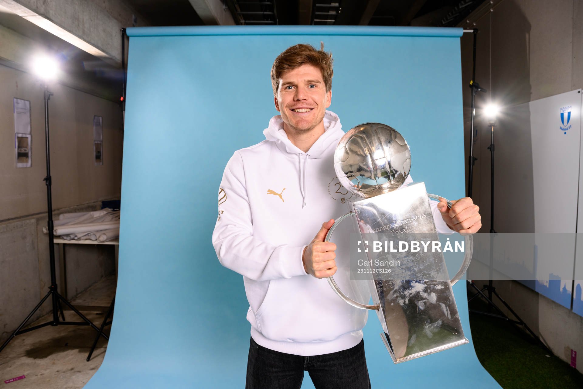 Malmö FFs Oliver Berg jublar med pokalen