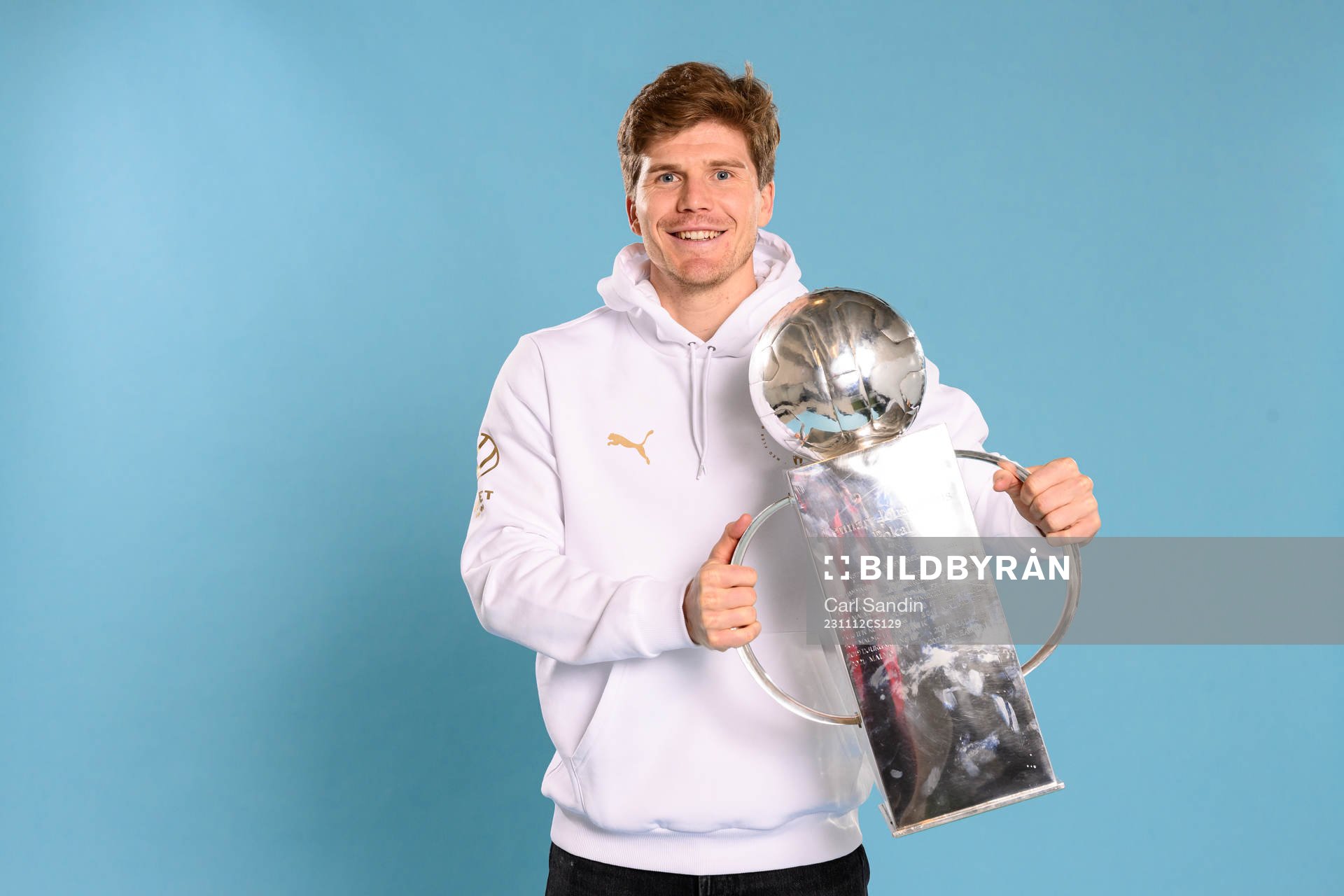 Malmö FFs Oliver Berg jublar med pokalen