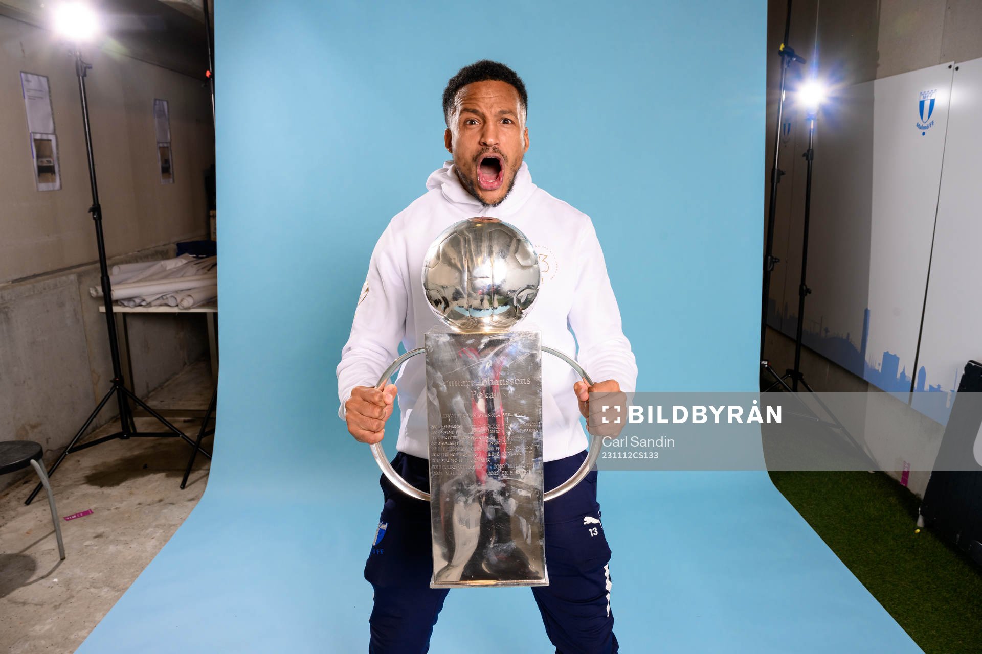 Malmö FFs Martin Olsson jublar med pokalen