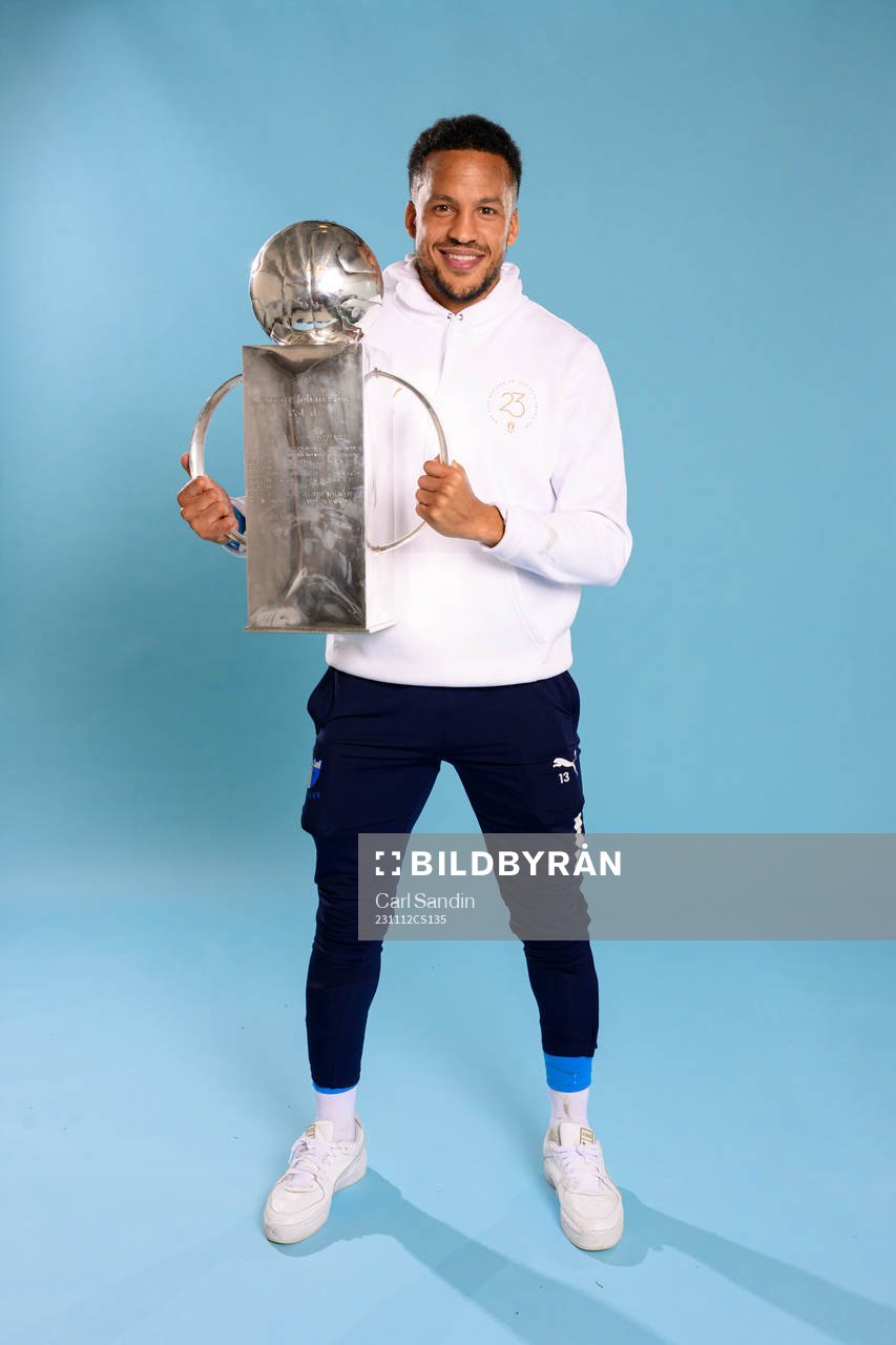 Malmö FFs Martin Olsson jublar med pokalen