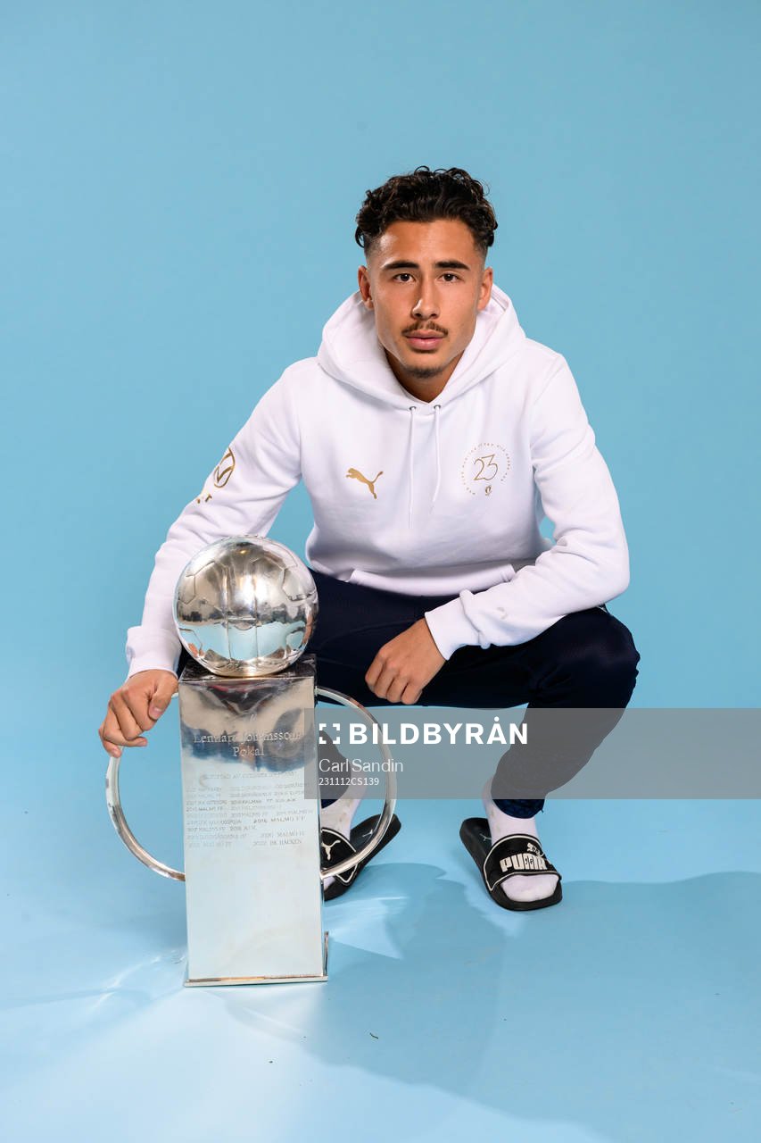 Malmö FFs Adrian Skogmar jublar med pokalen
