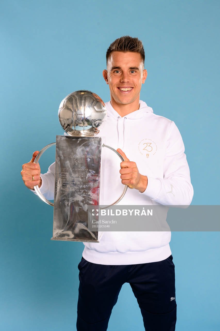 Malmö FFs Jonas Knudsen jublar med pokalen