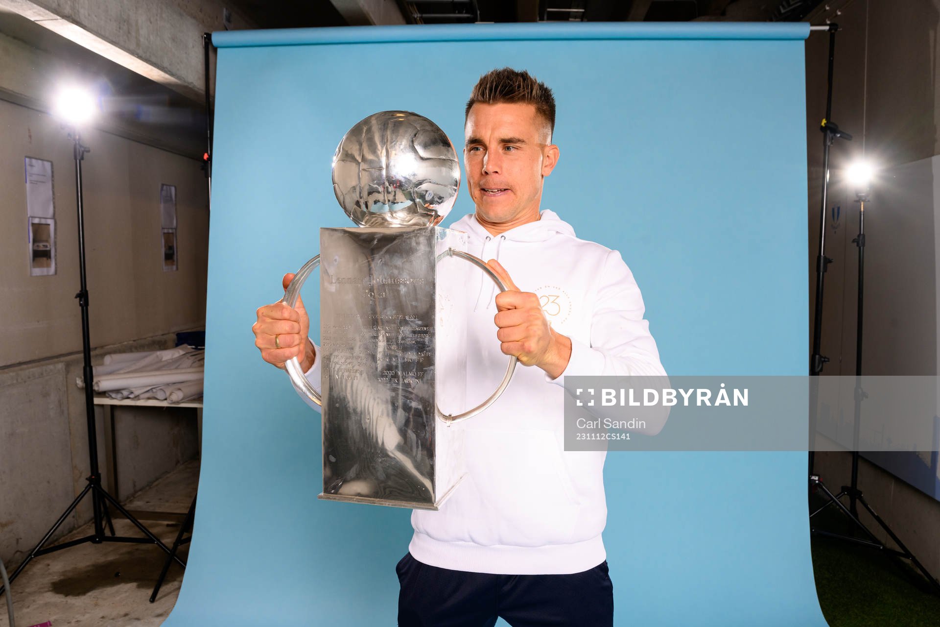Malmö FFs Jonas Knudsen jublar med pokalen