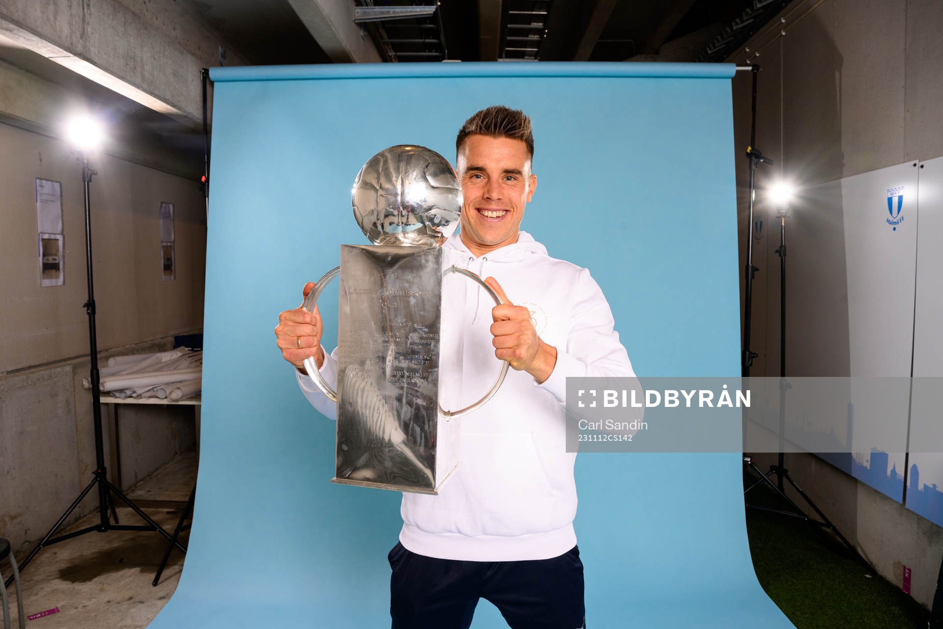 Malmö FFs Jonas Knudsen jublar med pokalen