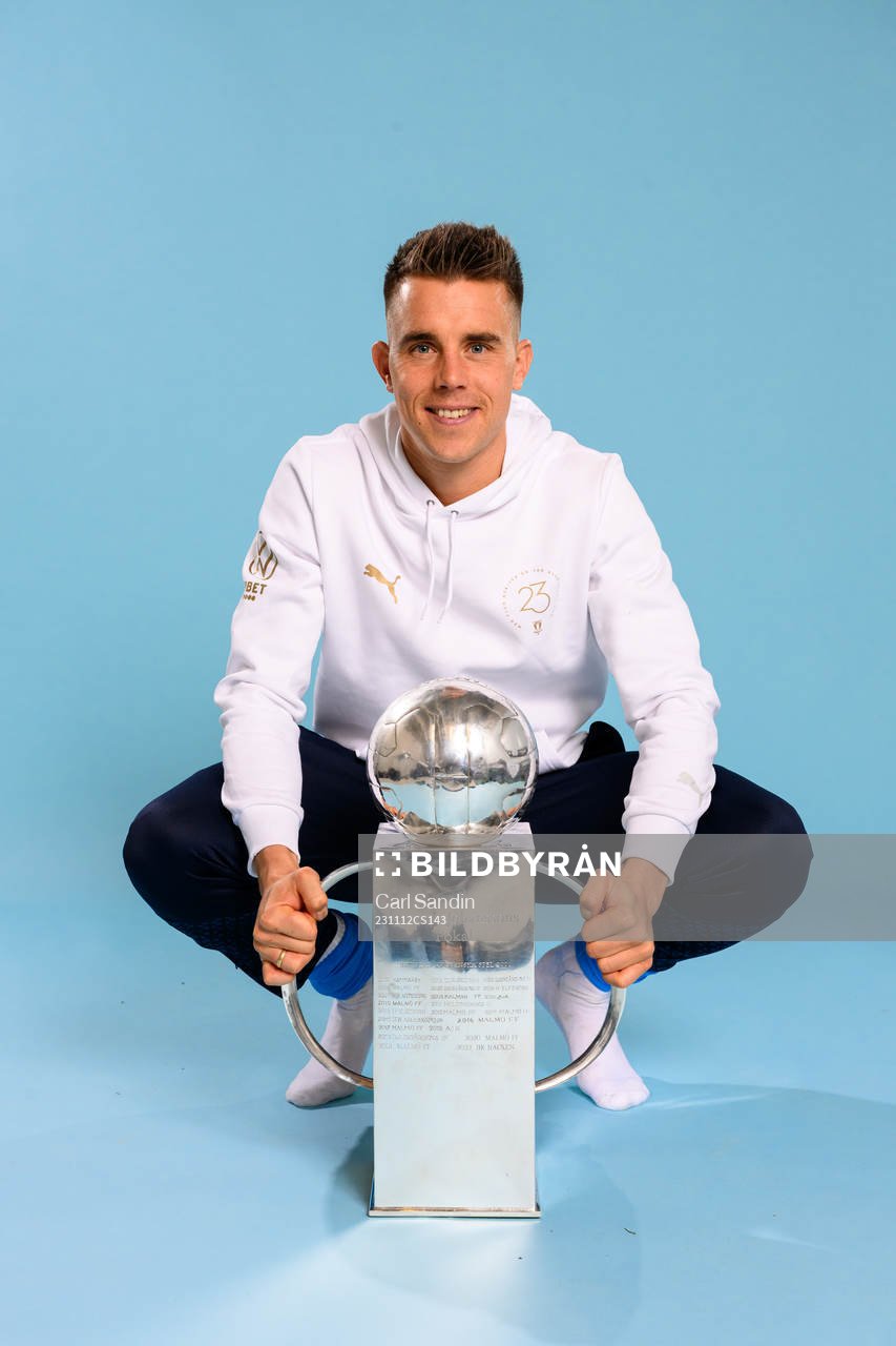 Malmö FFs Jonas Knudsen jublar med pokalen