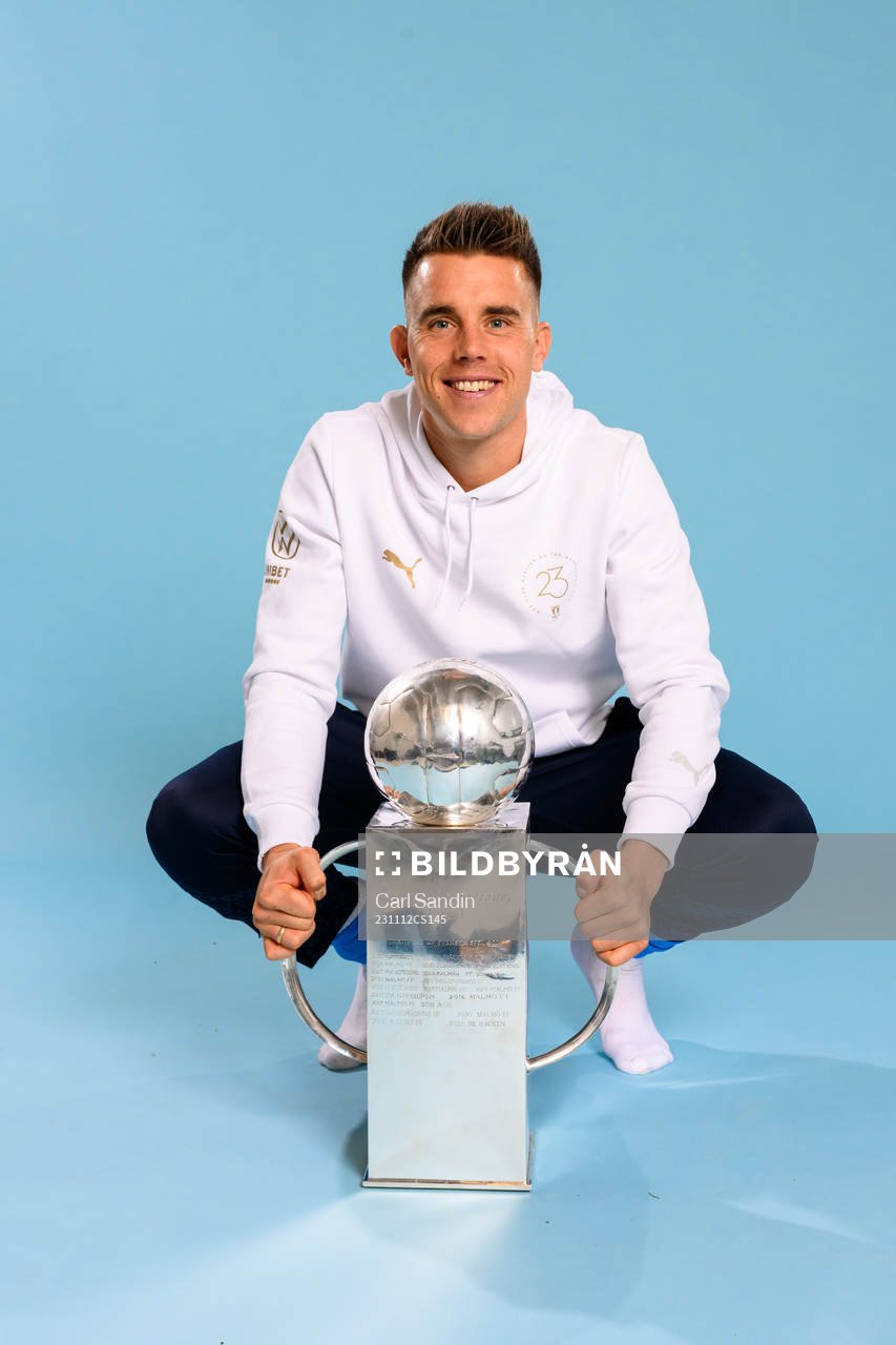 Malmö FFs Jonas Knudsen jublar med pokalen