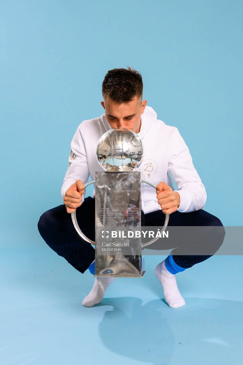 Malmö FFs Jonas Knudsen jublar med pokalen