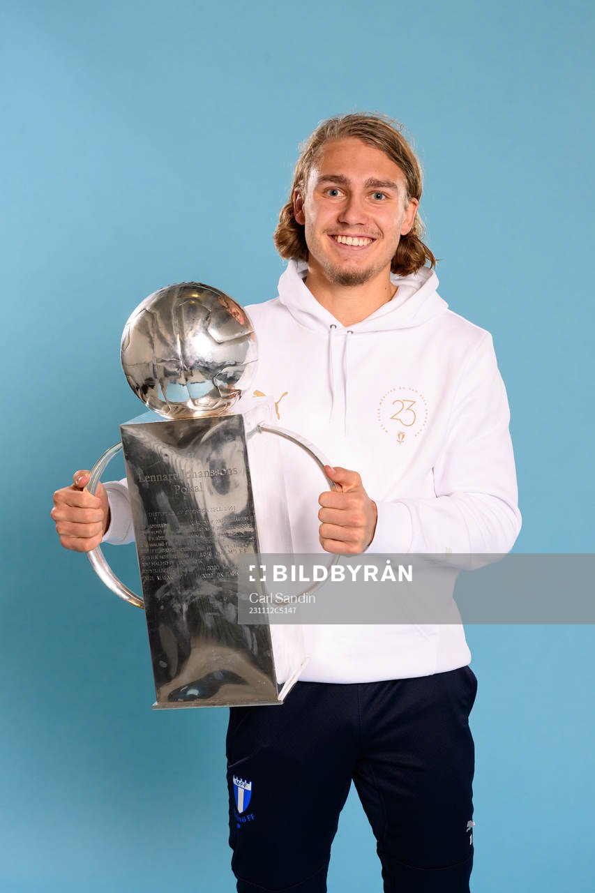Malmö FFs Sebastian Nanasi jublar med pokalen