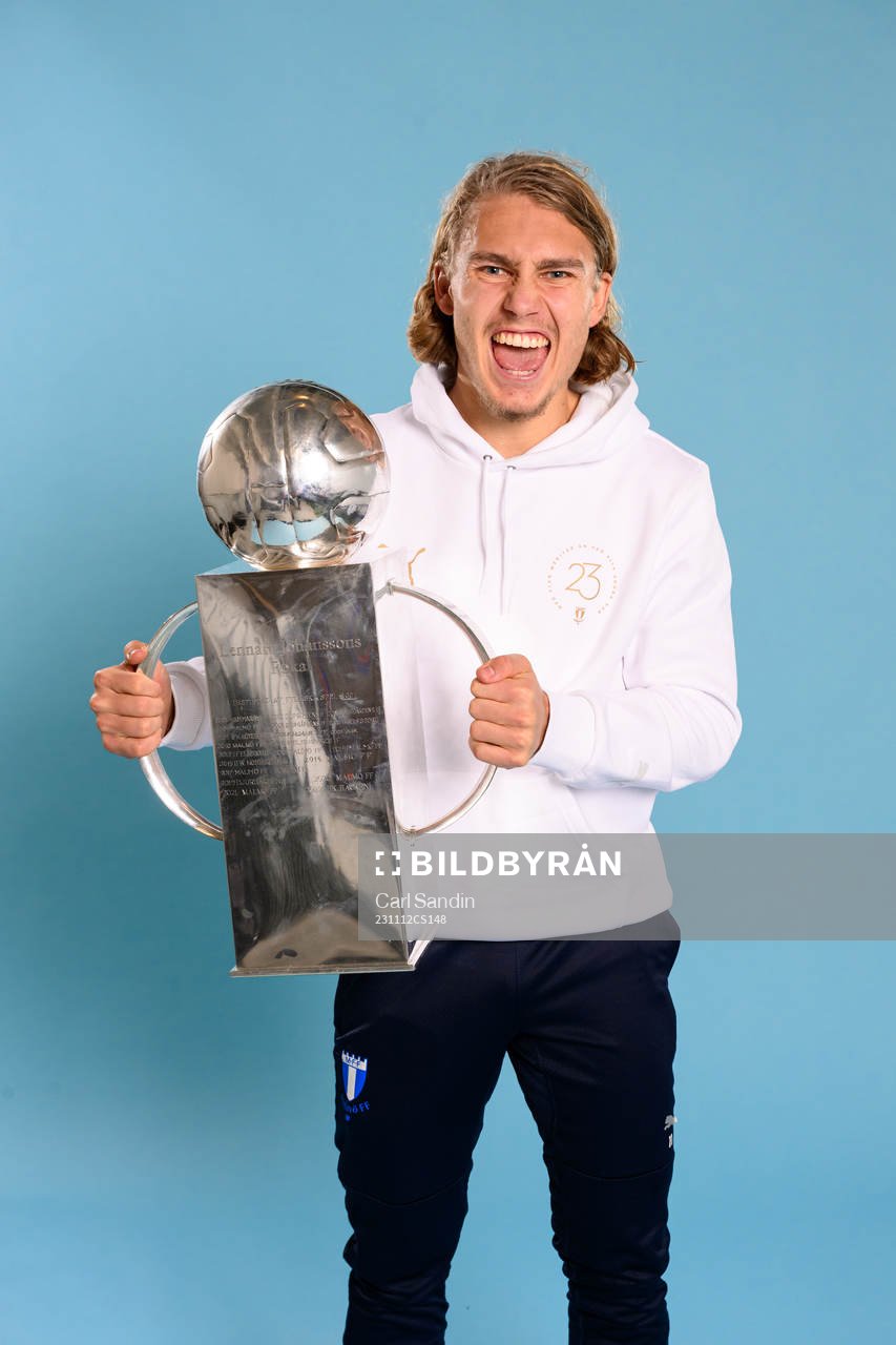 Malmö FFs Sebastian Nanasi jublar med pokalen