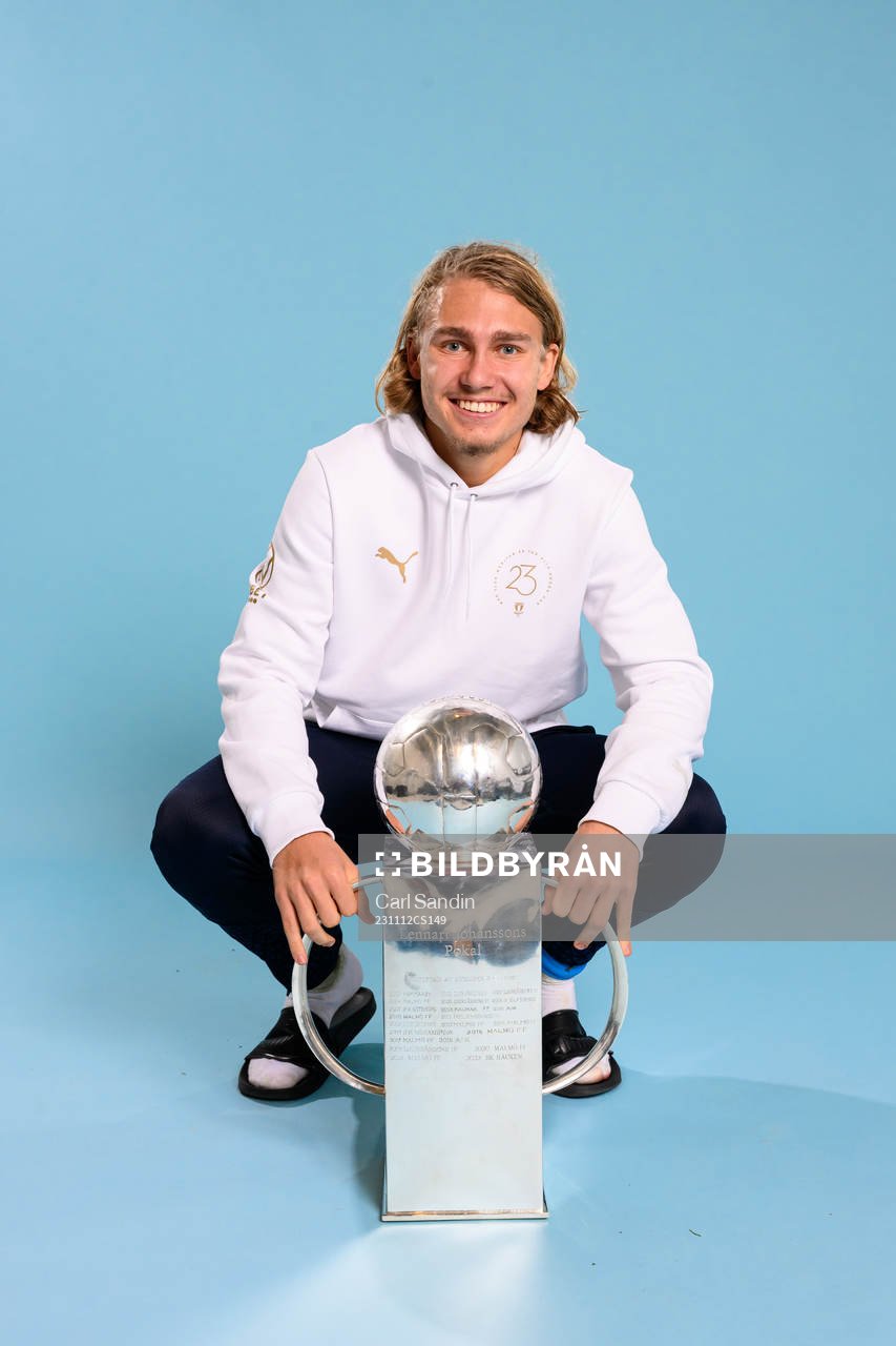 Malmö FFs Sebastian Nanasi jublar med pokalen