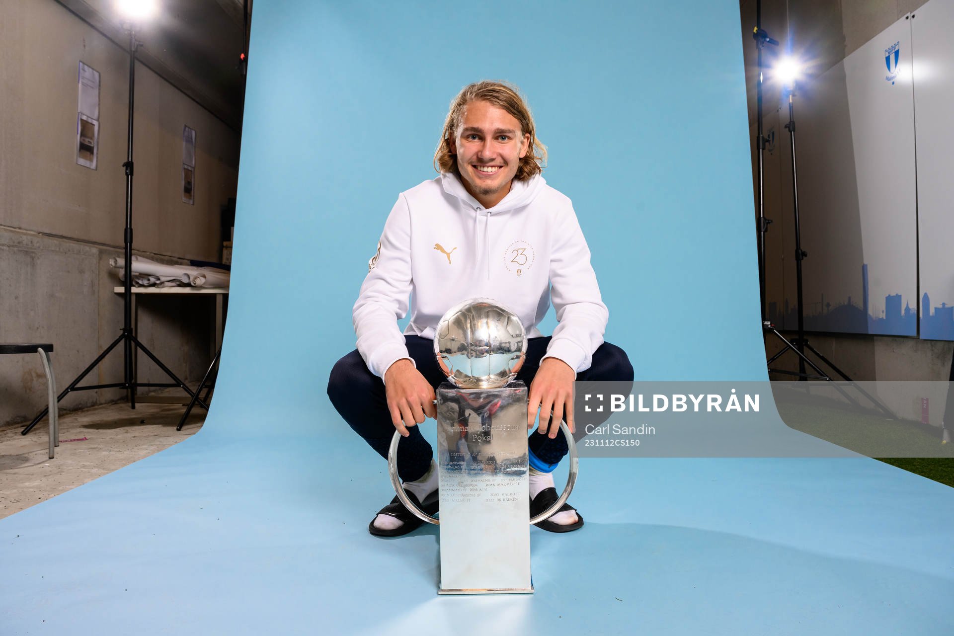 Malmö FFs Sebastian Nanasi jublar med pokalen