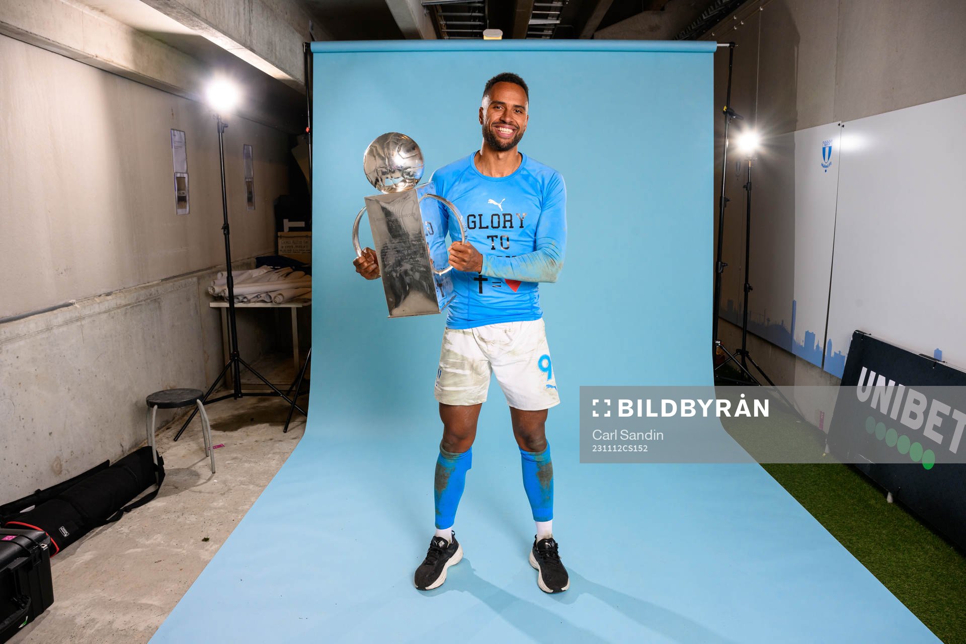 Malmö FFs Isaac Kiese Thelin jublar med pokalen