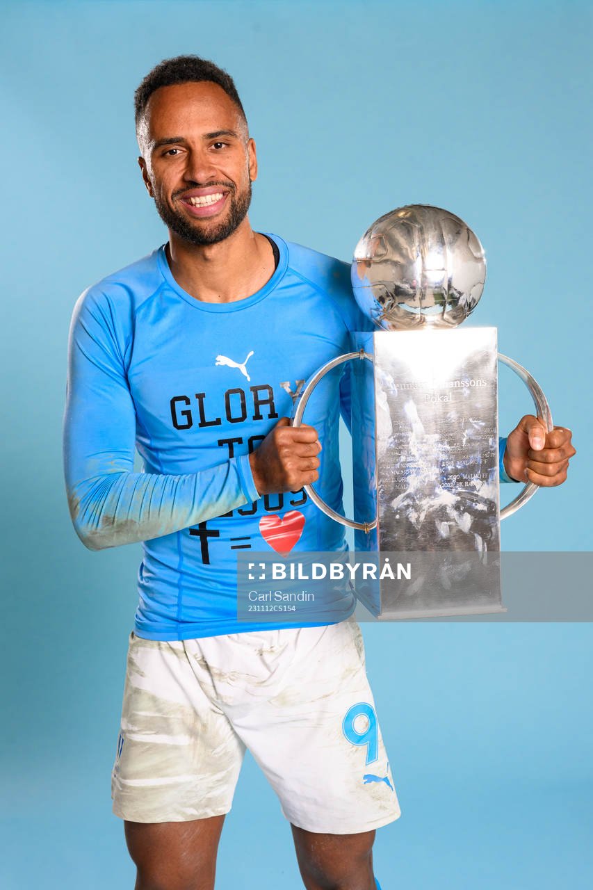 Malmö FFs Isaac Kiese Thelin jublar med pokalen