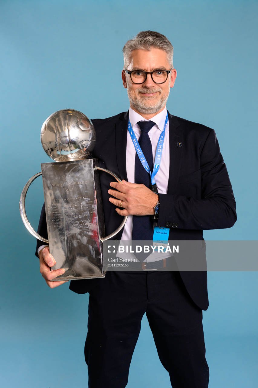Malmö FFs VD VD Niclas Carlnén jublar med pokalen