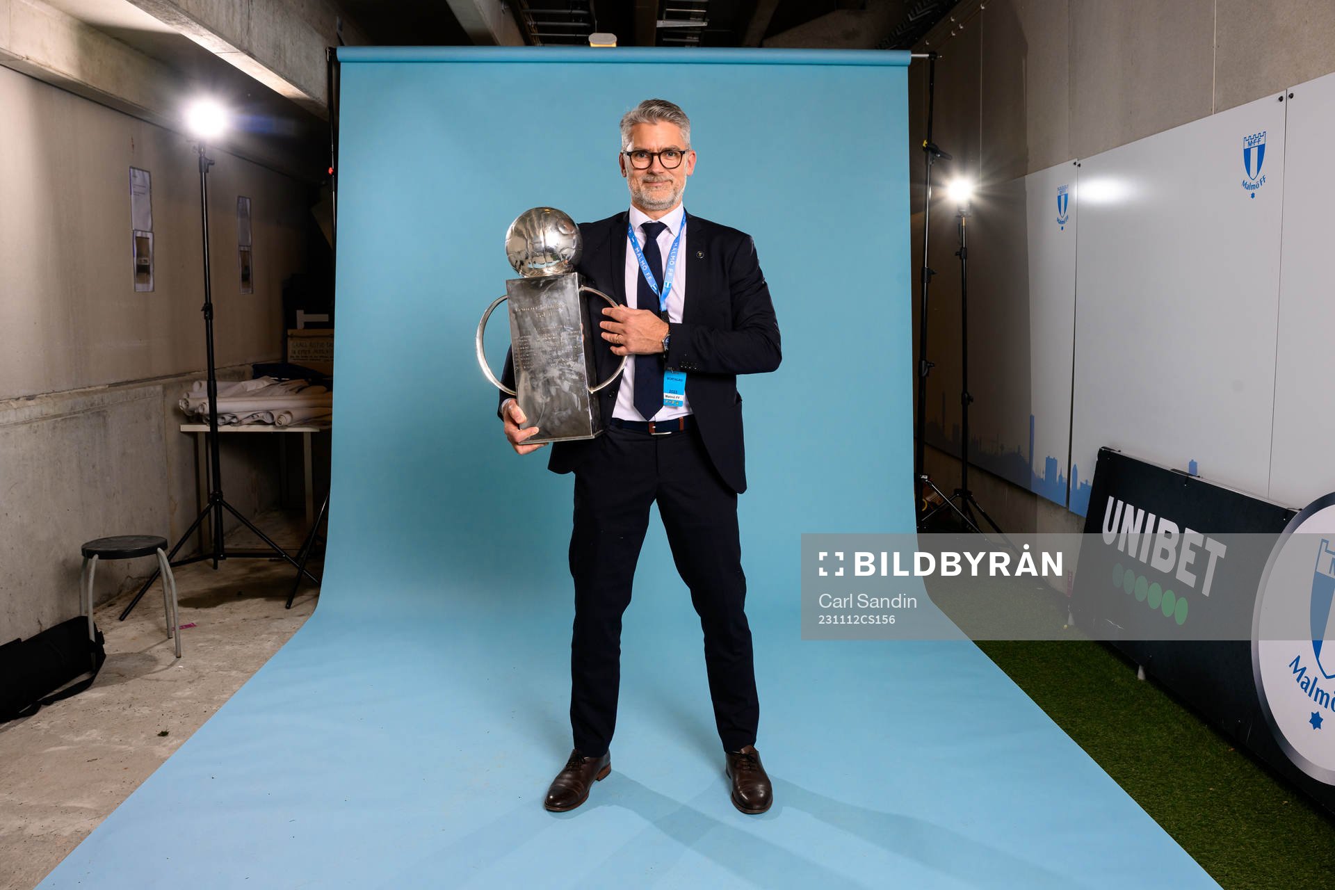 Malmö FFs VD VD Niclas Carlnén jublar med pokalen