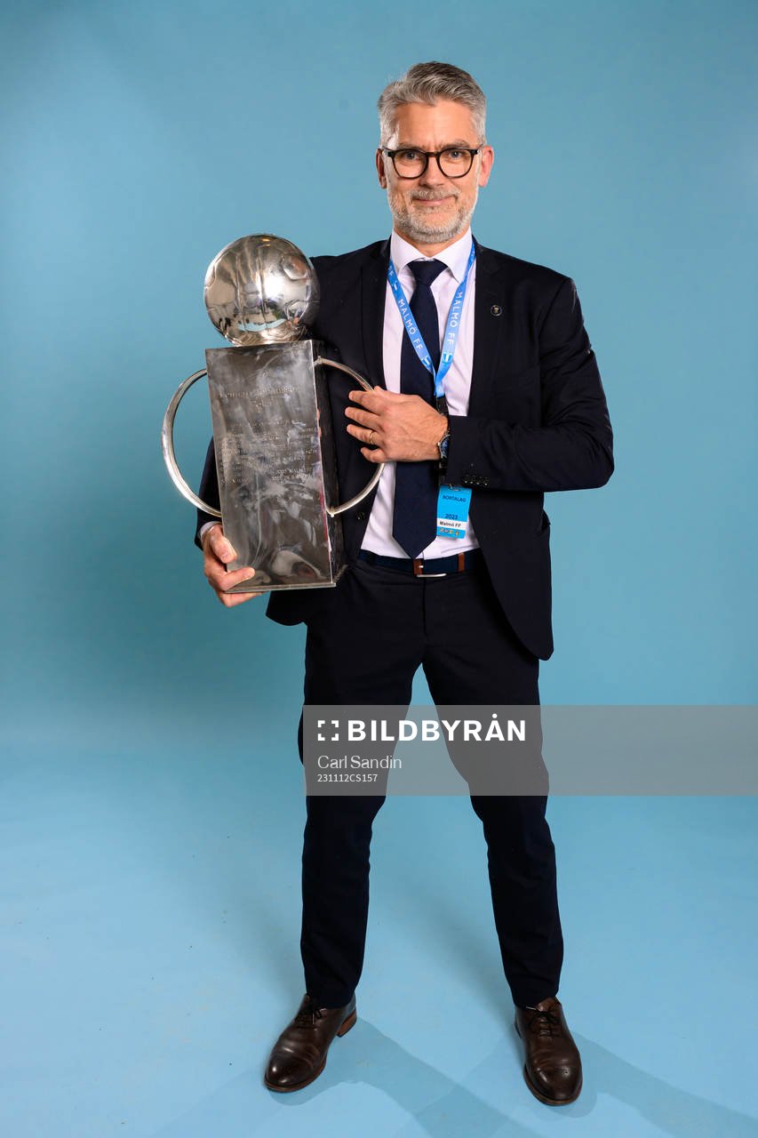 Malmö FFs VD VD Niclas Carlnén jublar med pokalen