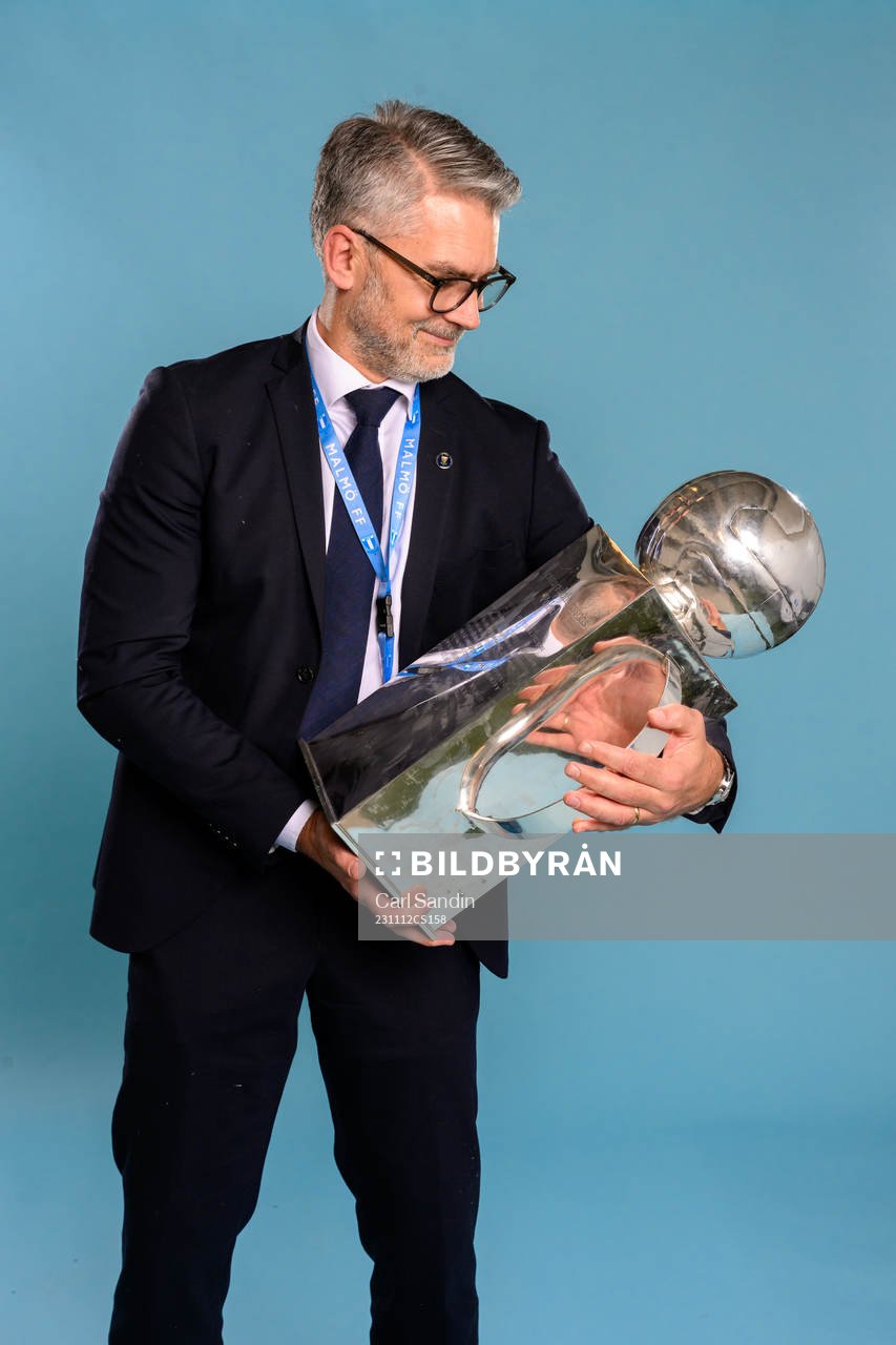Malmö FFs VD VD Niclas Carlnén jublar med pokalen efter fotbollsmatchen i Allsvenskan mellan Malmö FF och Elfsborg den 12 november 2023 i Malmö.