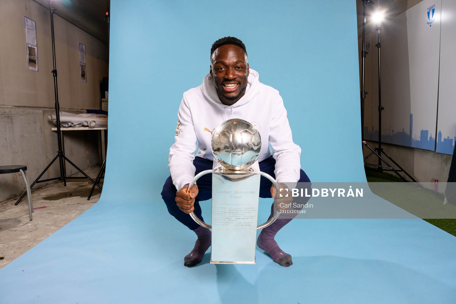 Malmö FFs målvakt Ismael Diawara jublar med pokalen