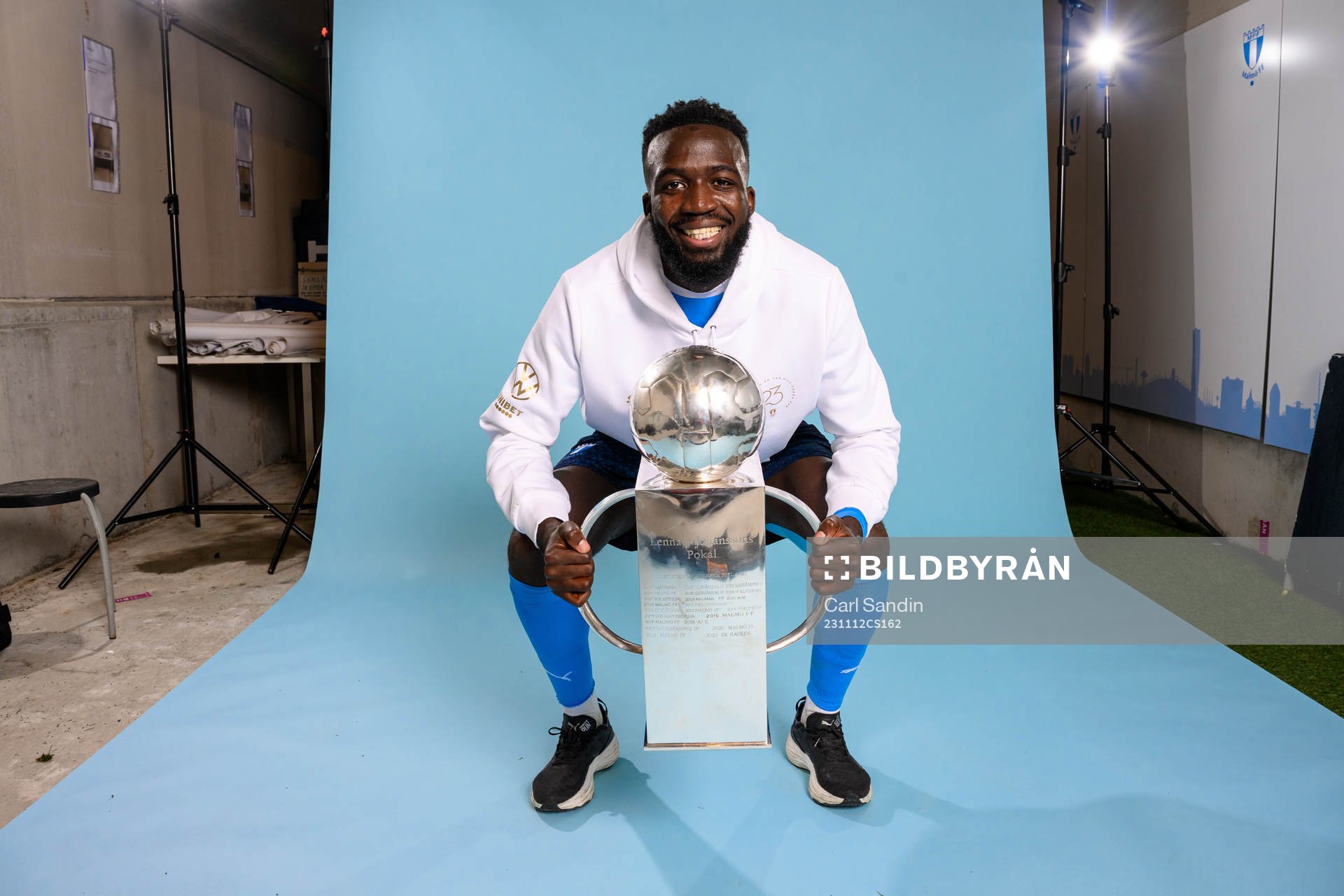 Malmö FFs Mahame Siby jublar med pokalen