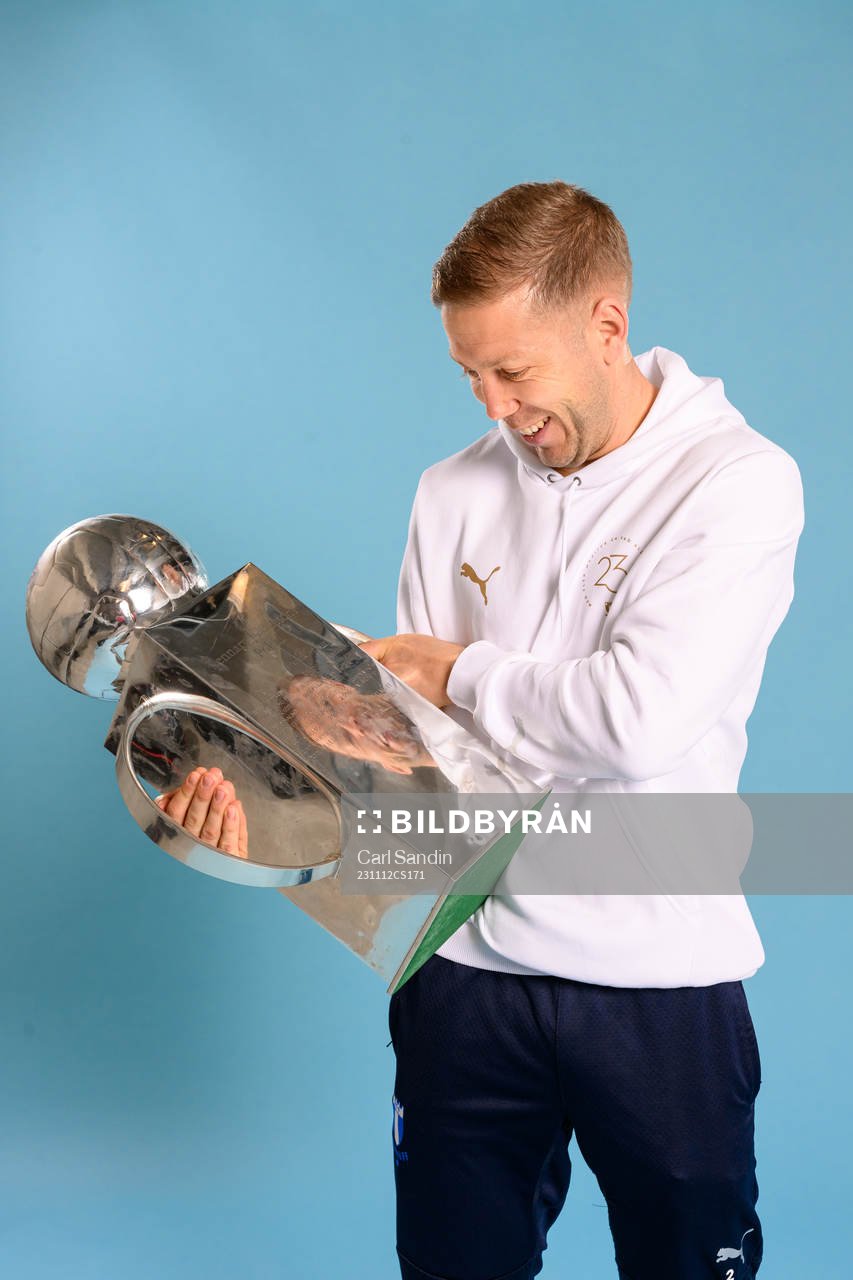 Malmö FFs Anton Tinnerholm jublar med pokalen